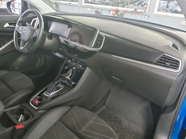 Opel Grandland view 3