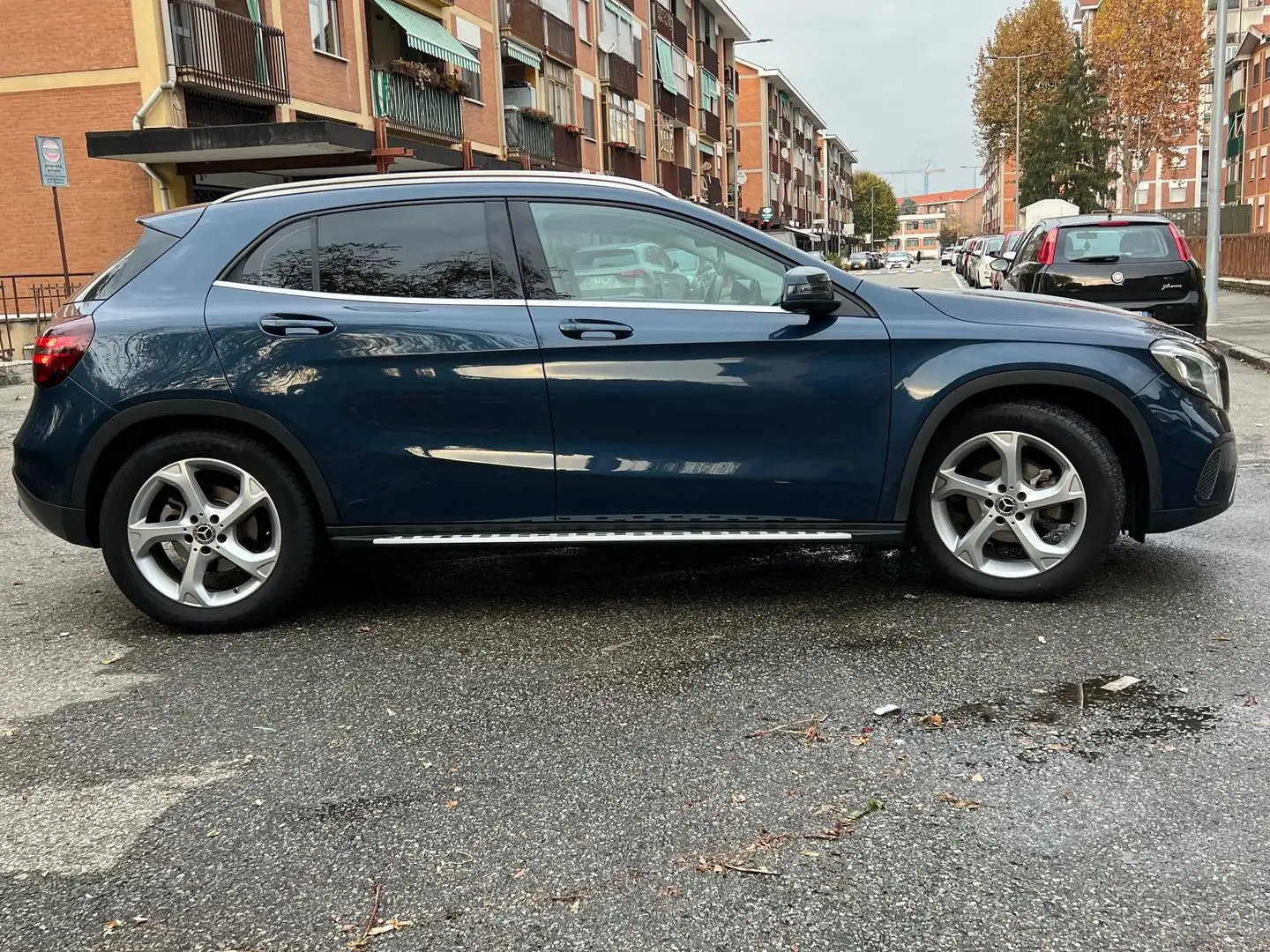 Mercedes-Benz GLA 180 Sport Plus GLA 180 Blau - 2