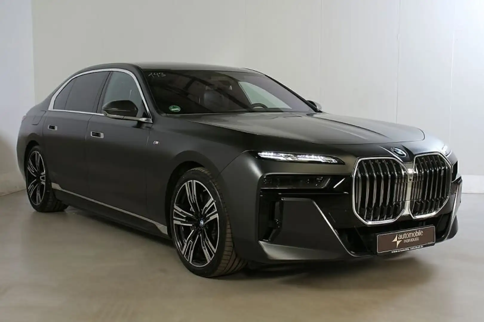 BMW i7 xDr 60 M Sport Fondentertain Panor. AHK  B&W Grau - 2