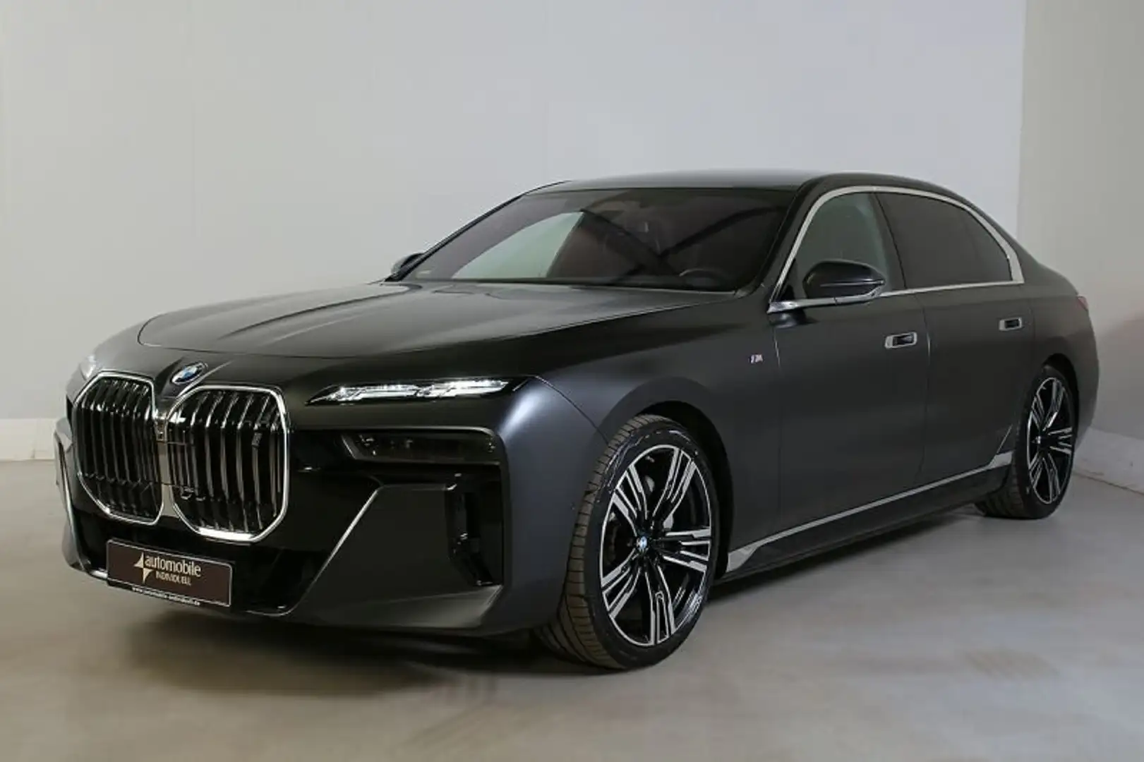 BMW i7 xDr 60 M Sport Fondentertain Panor. AHK B&W Grau - 2