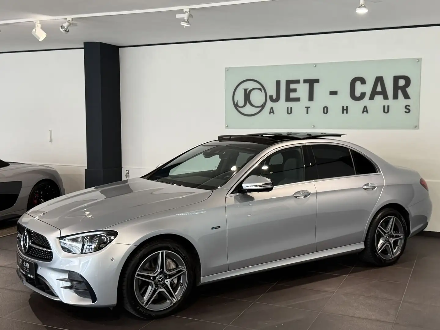 Mercedes-Benz E 300 de AMG *Pano-Multibeam-ACC-Burmester-360°* Argent - 1