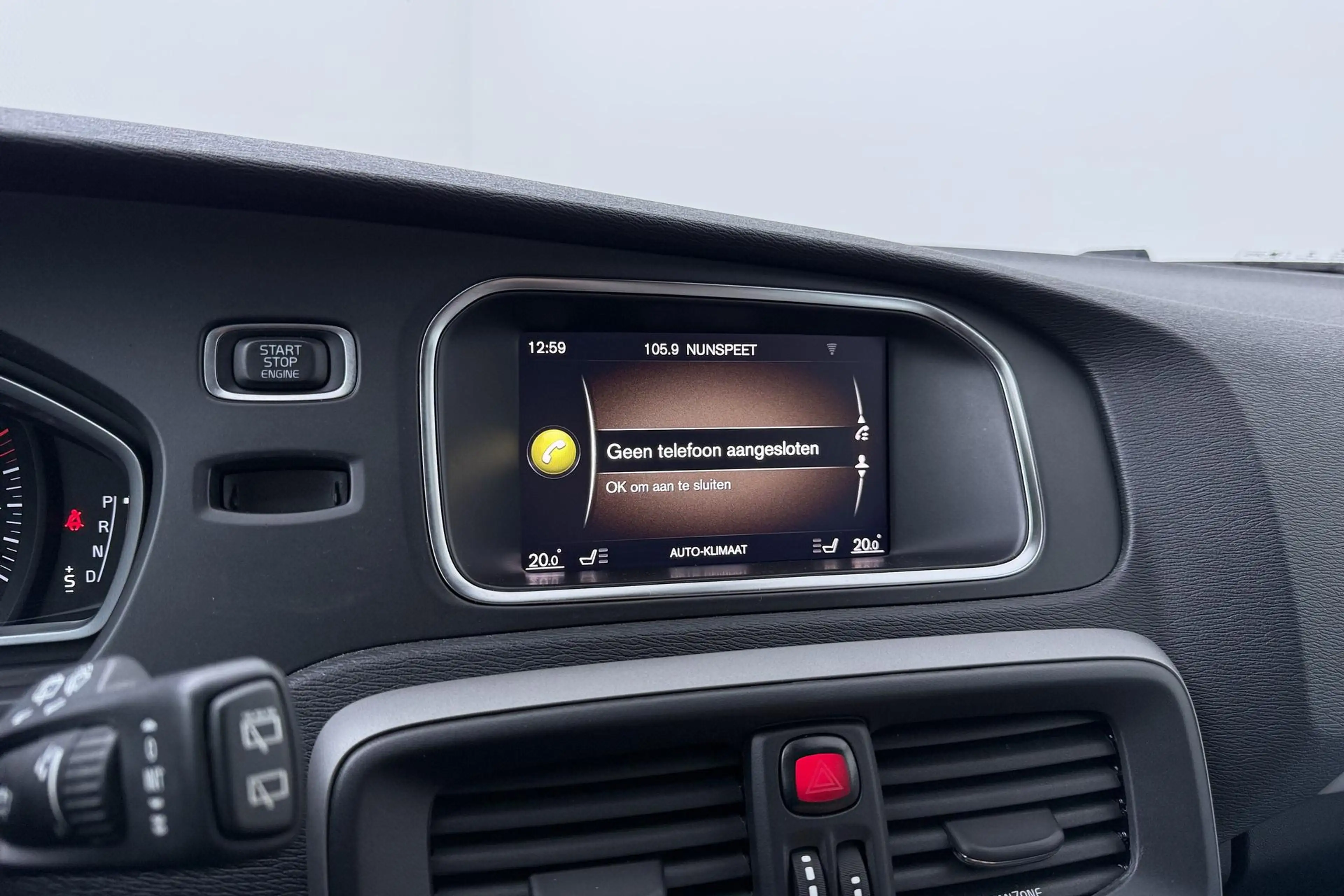 Volvo V40 2.0 T4 Momentum | Trekhaak | Navigatie | Stoelverw — photo 24