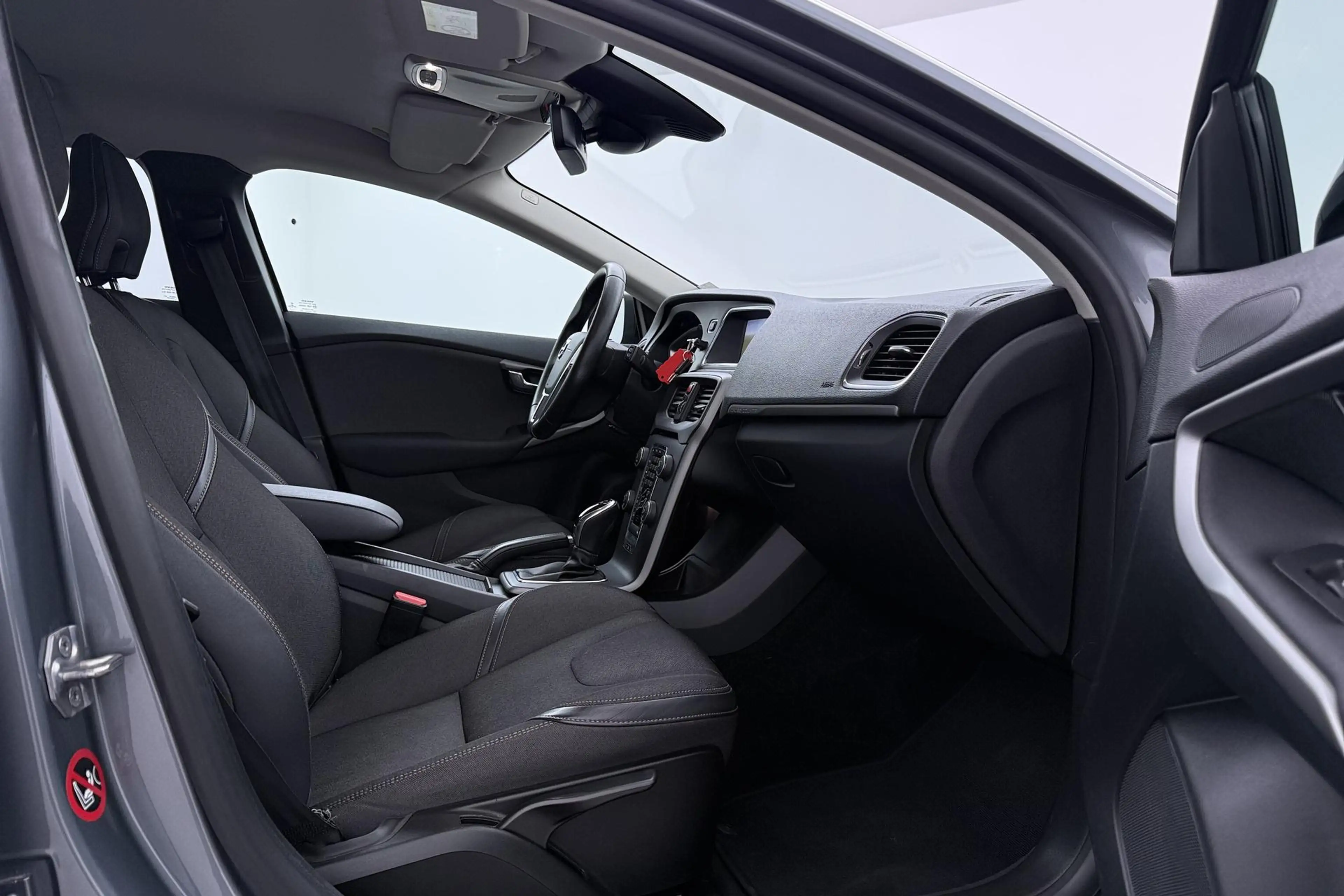 Volvo V40 2.0 T4 Momentum | Trekhaak | Navigatie | Stoelverw — photo 5