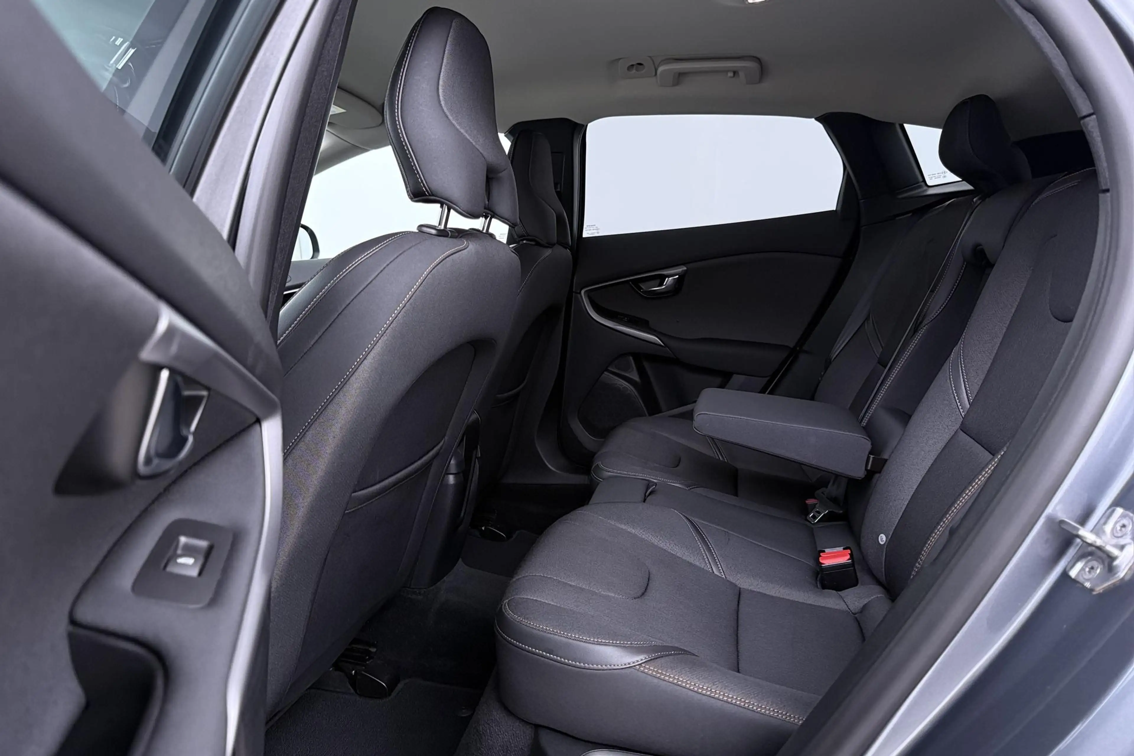 Volvo V40 2.0 T4 Momentum | Trekhaak | Navigatie | Stoelverw — photo 35