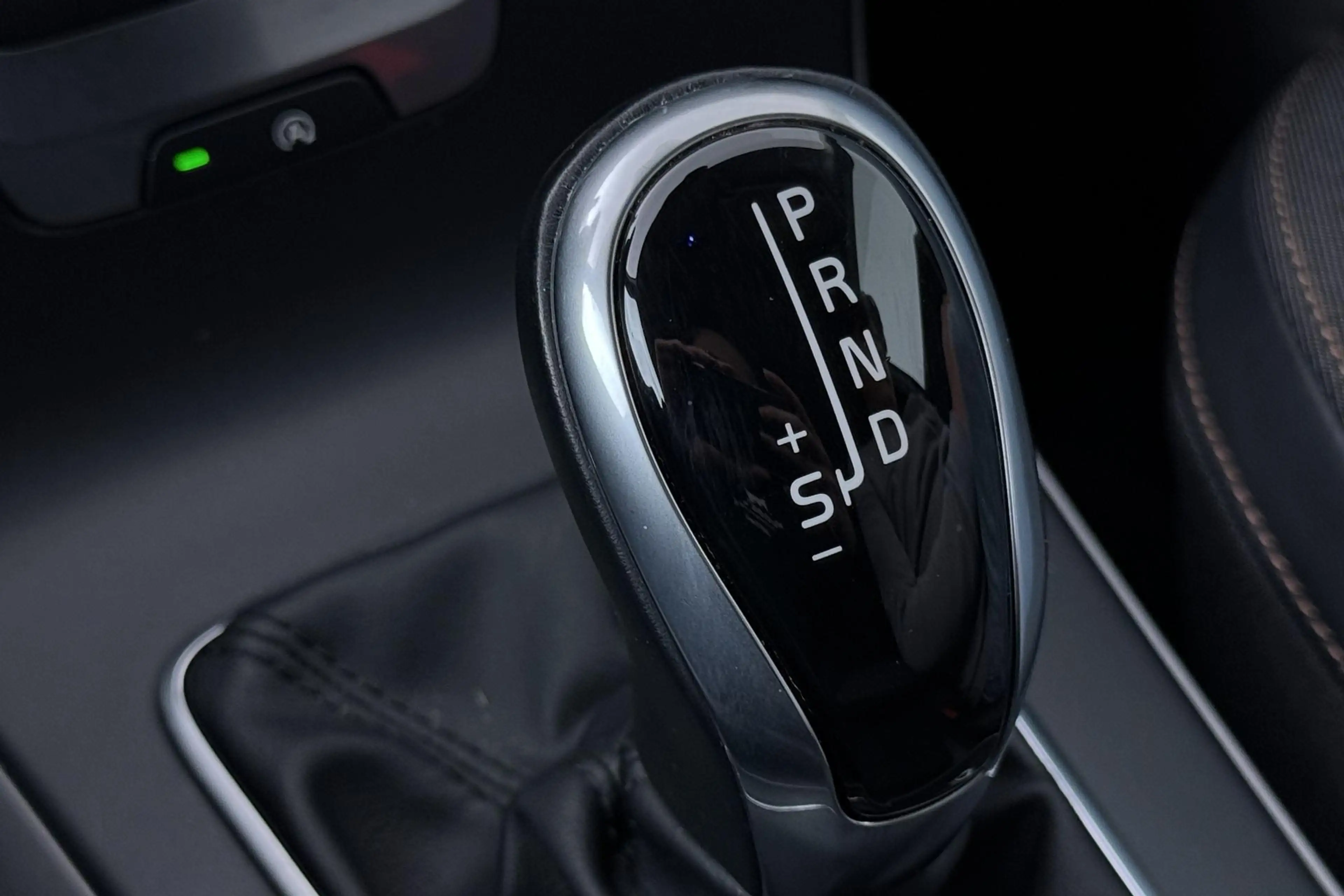 Volvo V40 2.0 T4 Momentum | Trekhaak | Navigatie | Stoelverw — photo 27