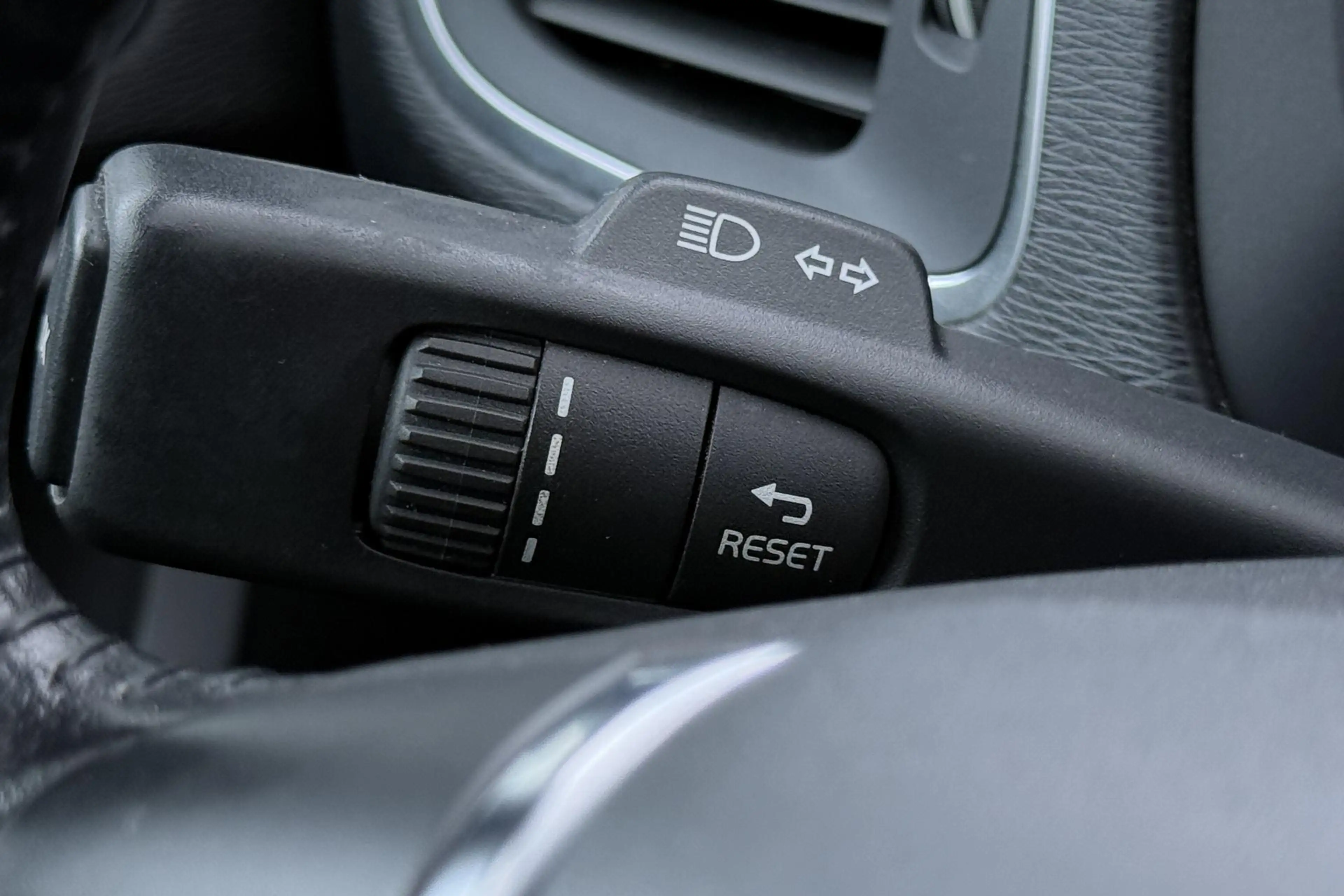 Volvo V40 2.0 T4 Momentum | Trekhaak | Navigatie | Stoelverw — photo 30