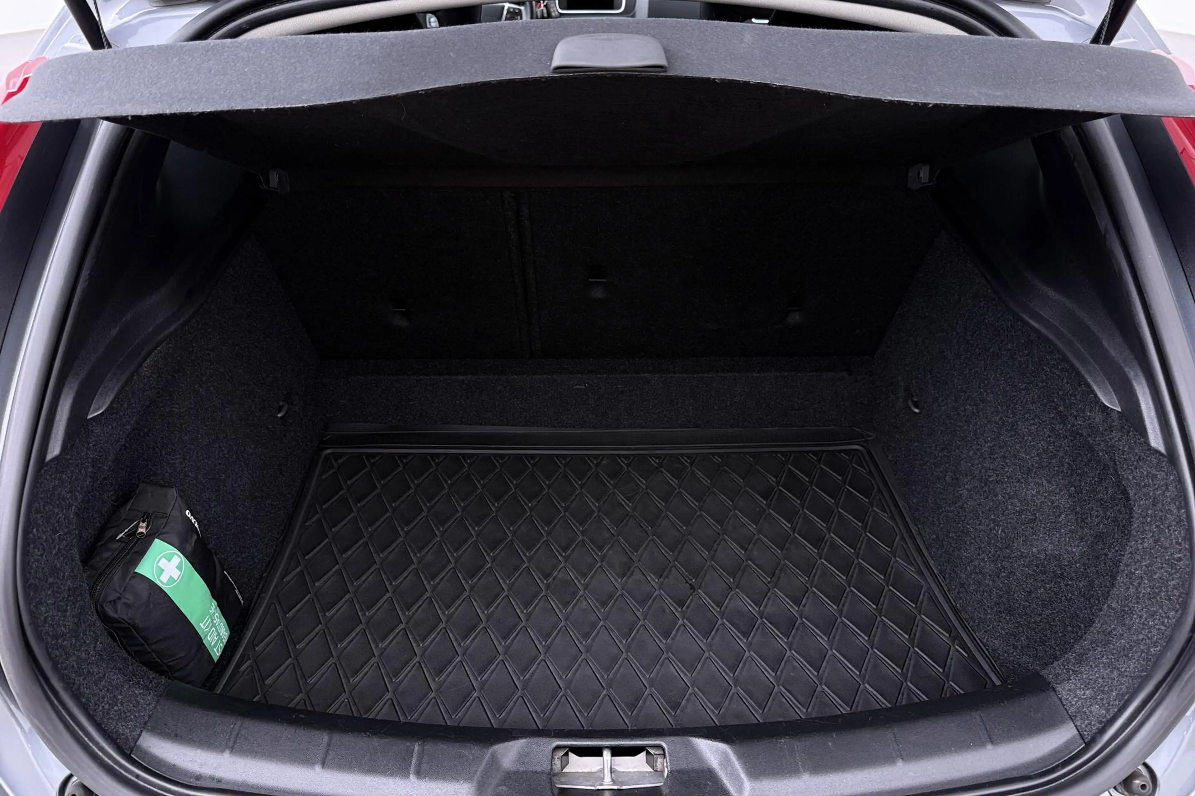 Volvo V40 2.0 T4 Momentum | Trekhaak | Navigatie | Stoelverw — photo 37
