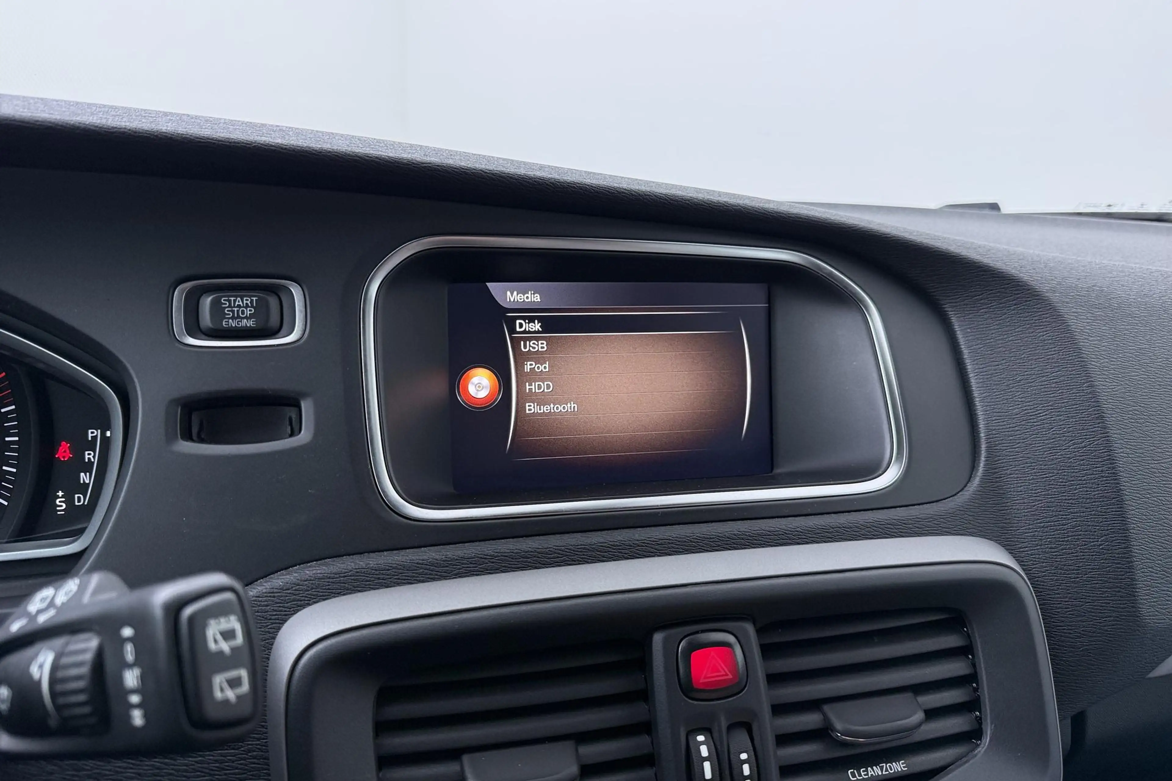 Volvo V40 2.0 T4 Momentum | Trekhaak | Navigatie | Stoelverw — photo 23