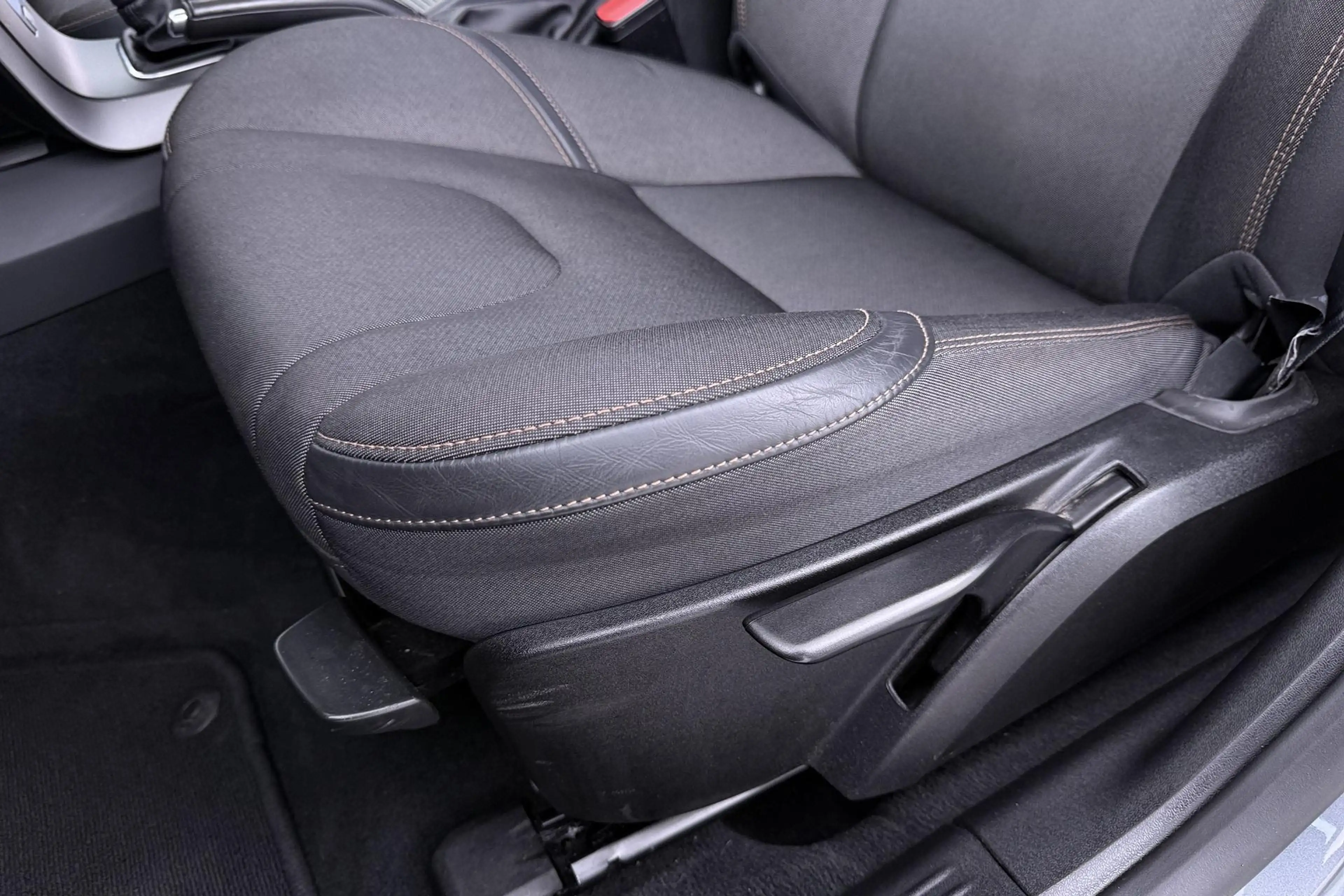 Volvo V40 2.0 T4 Momentum | Trekhaak | Navigatie | Stoelverw — photo 34