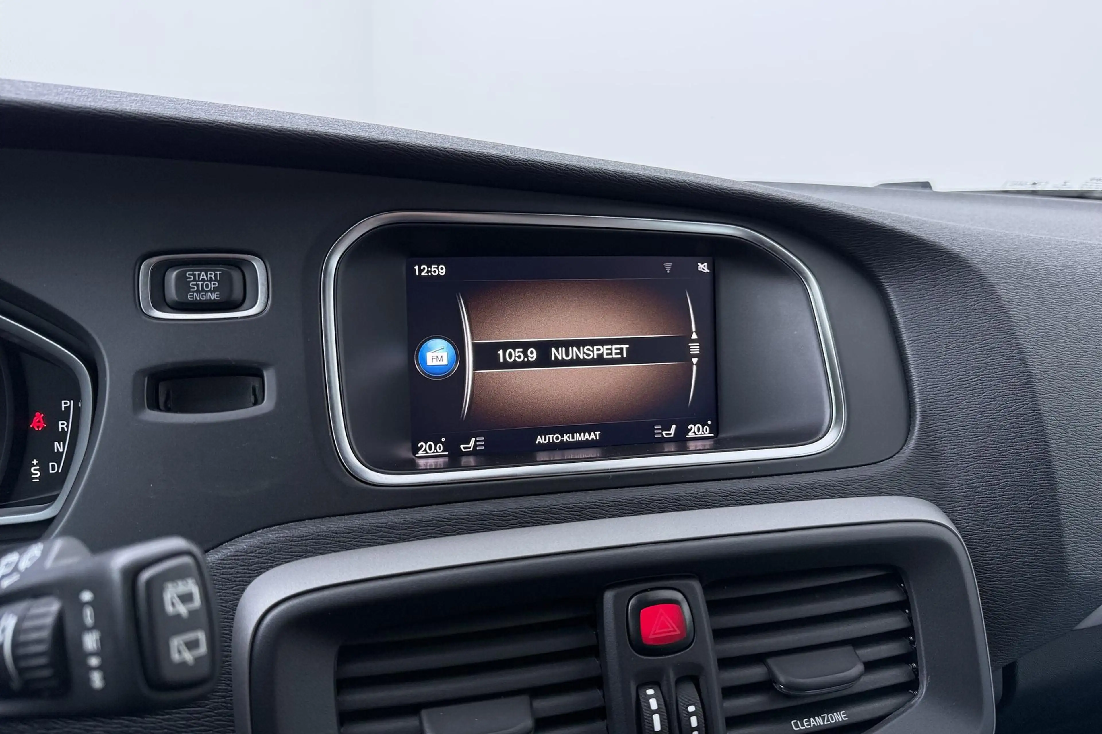 Volvo V40 2.0 T4 Momentum | Trekhaak | Navigatie | Stoelverw — photo 22