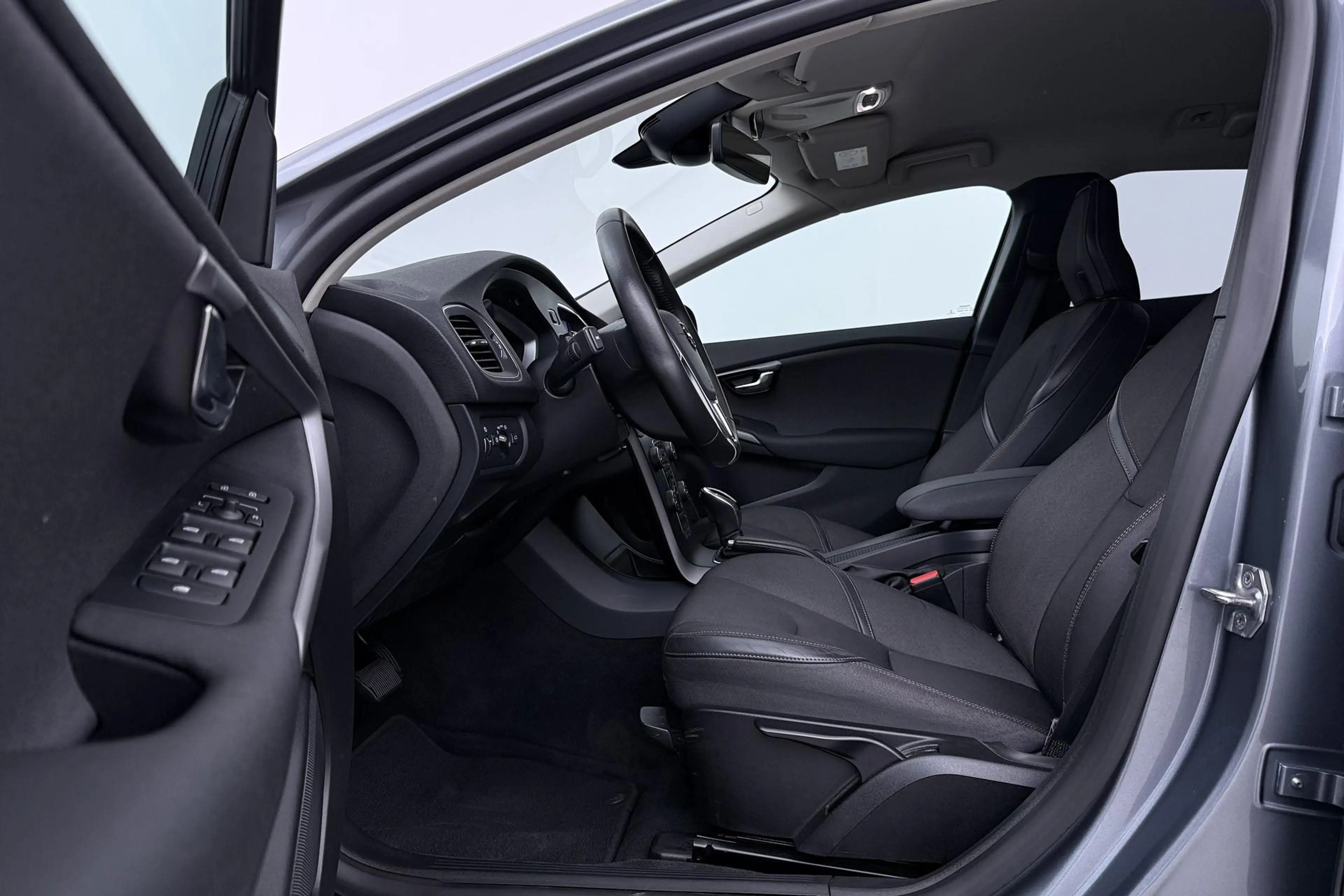 Volvo V40 2.0 T4 Momentum | Trekhaak | Navigatie | Stoelverw — photo 3