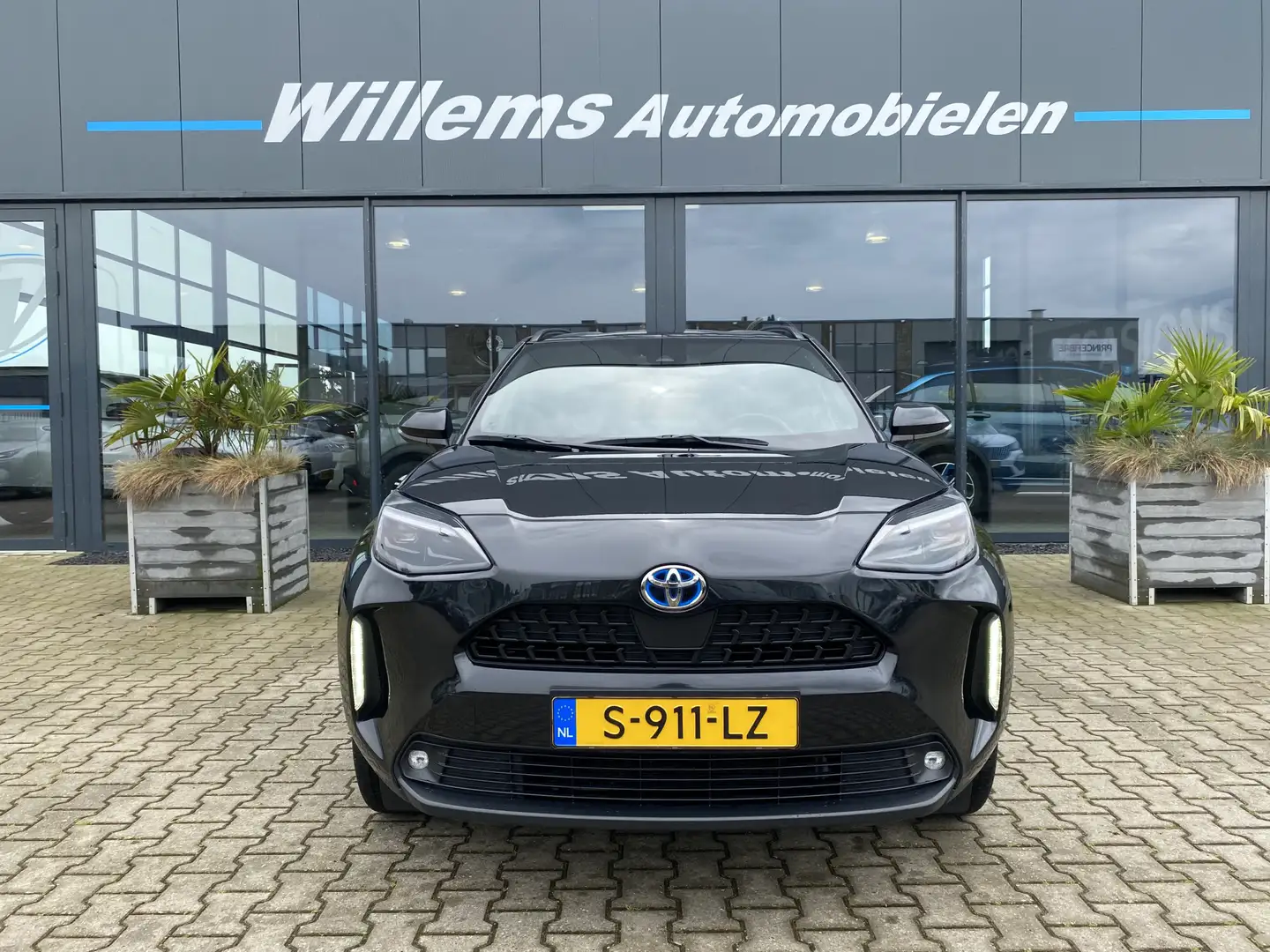 Toyota Yaris Cross 1.5 Hybrid Dynamic Groot Navigatie, Adaptive Cruis Zwart - 2