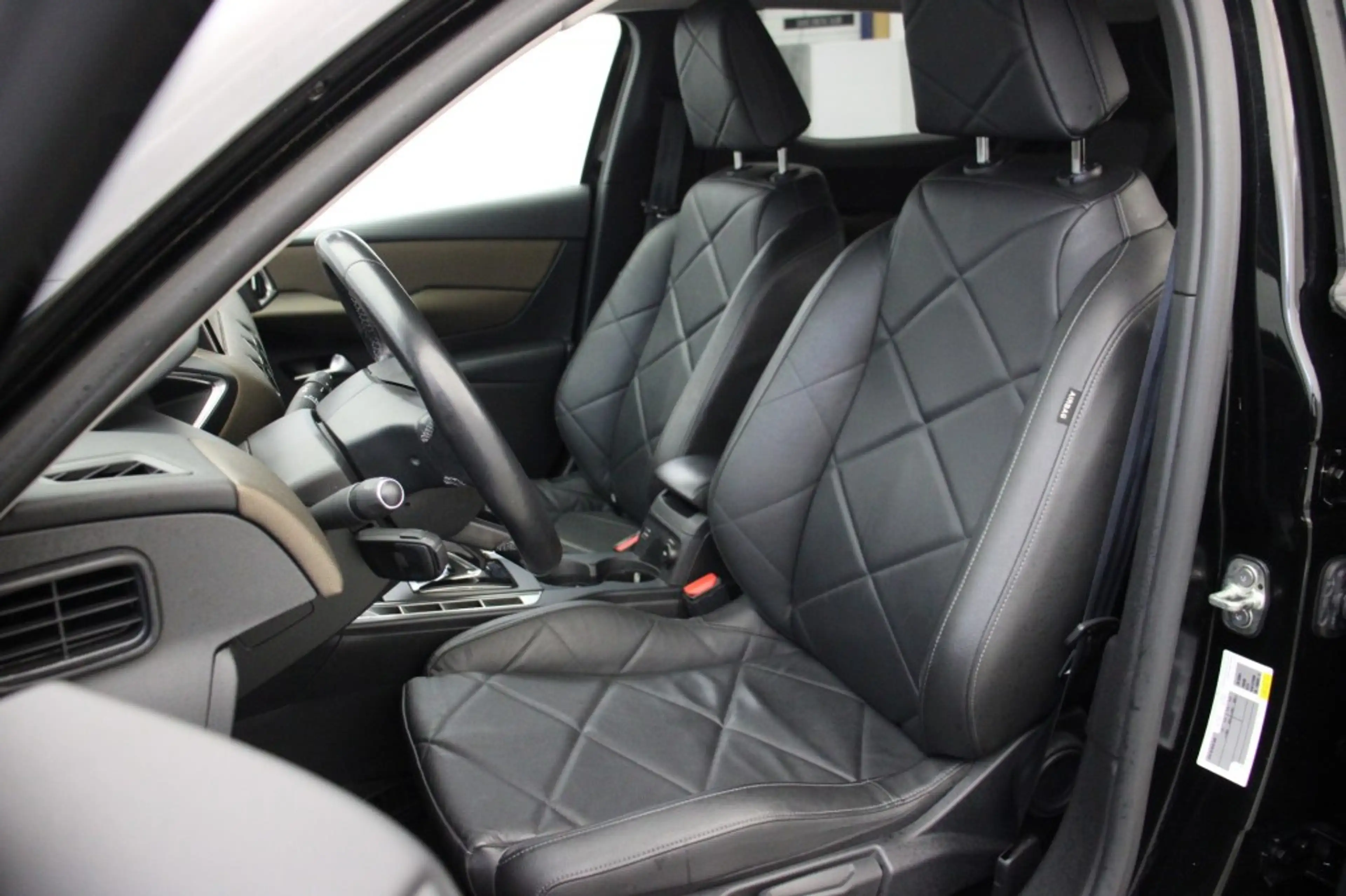 Peugeot e-2008 E-Tense So Chic 50 kWh - Carplay, Camera, Cruise, — photo 11