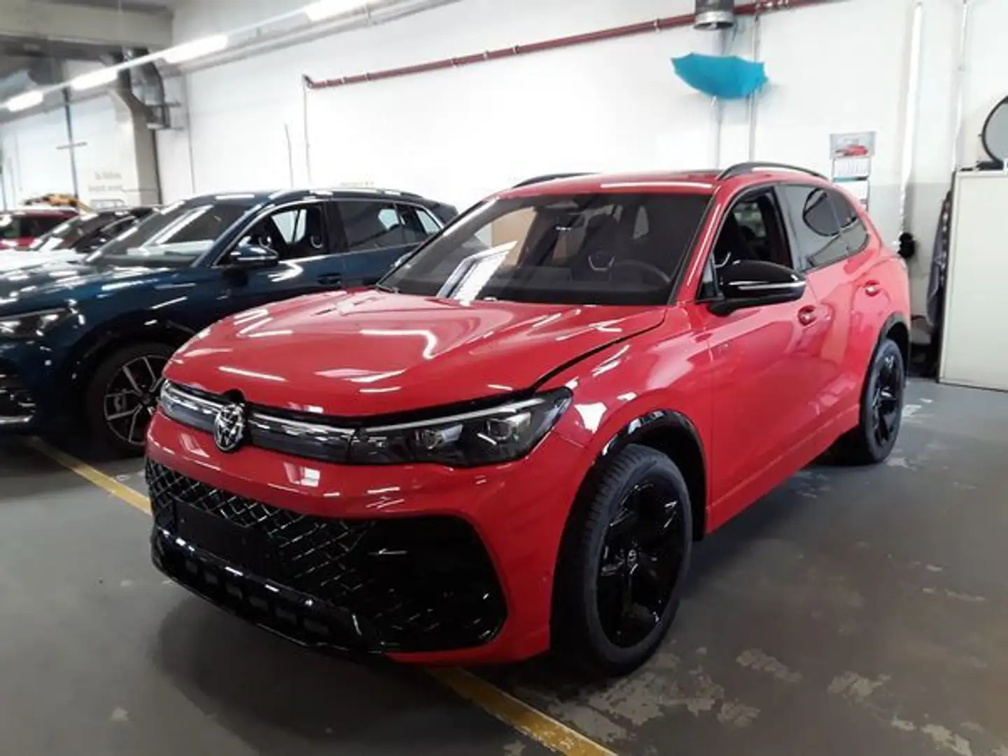 Volkswagen Tiguan 1.5 eTSI DSG R-Line BlackStyle AHK Traile Rot - 2