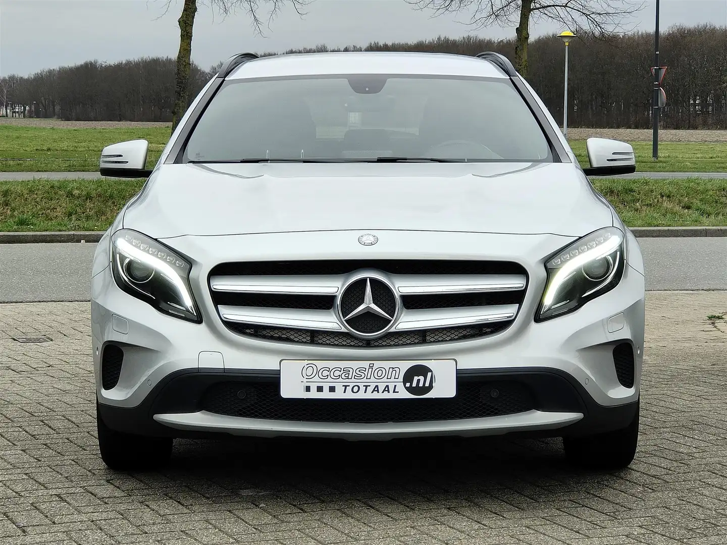 Mercedes-Benz GLA 200 Ambition | Automaat | Navi | LED | Climate | Cruis Grau - 2