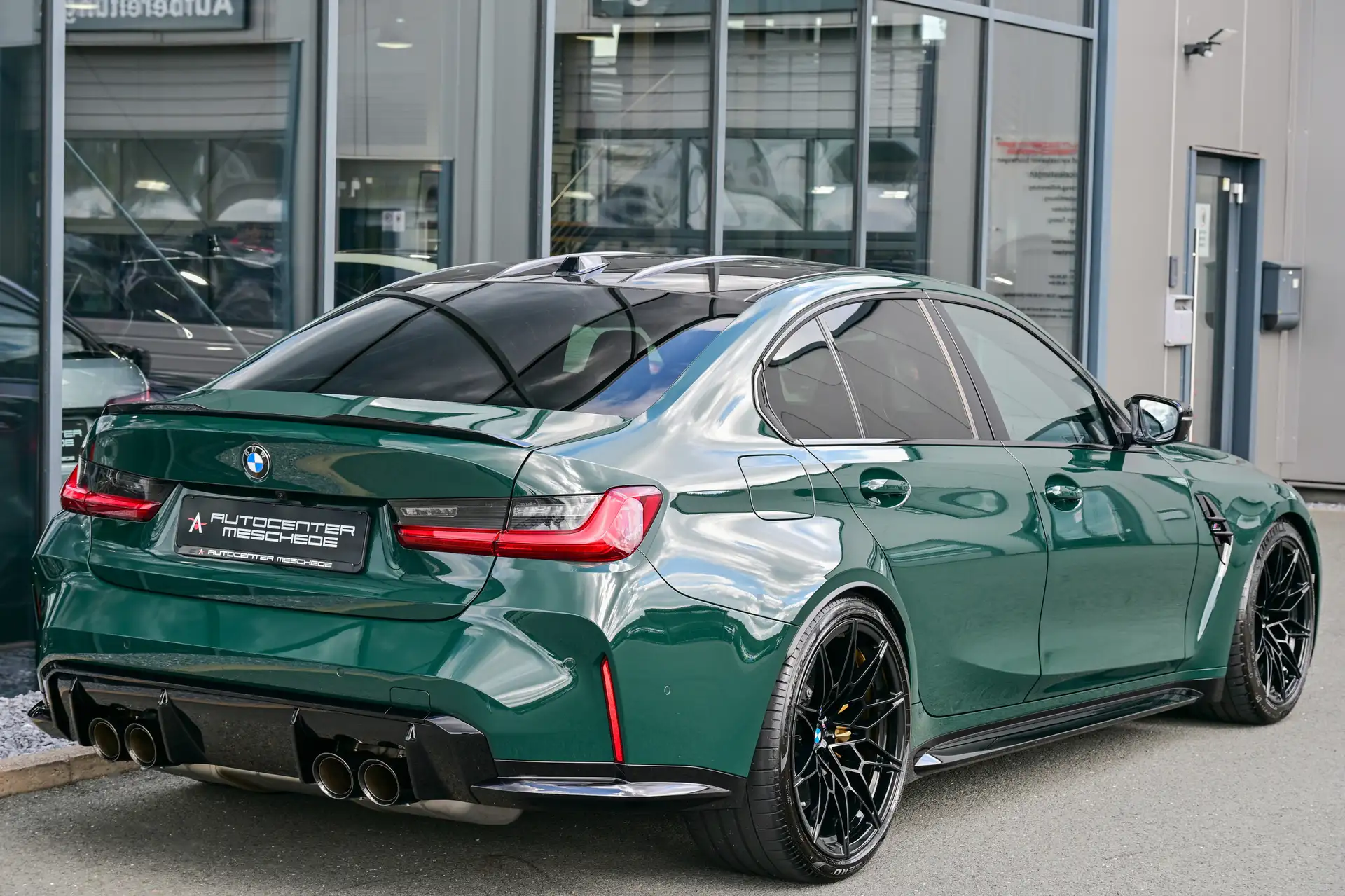 BMW M3 Sedan 2025 초록 사진 4
