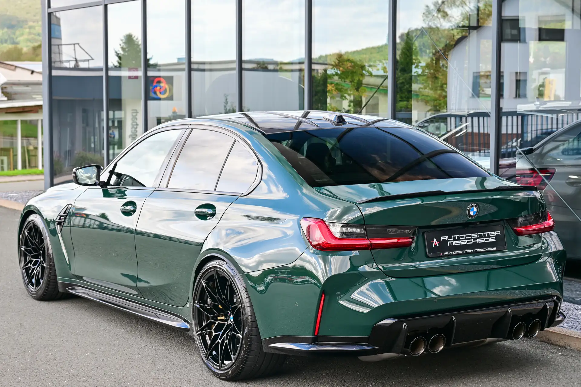 BMW M3 Sedan 2025 초록 사진 5