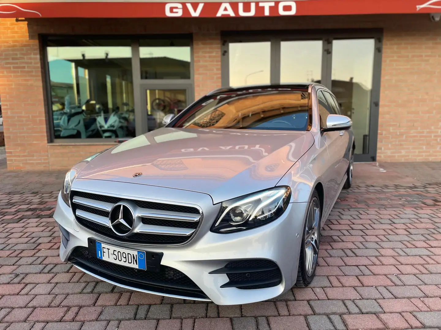 Mercedes-Benz E 220 E 220 D 4 MATIC PREMIUM Gris - 1