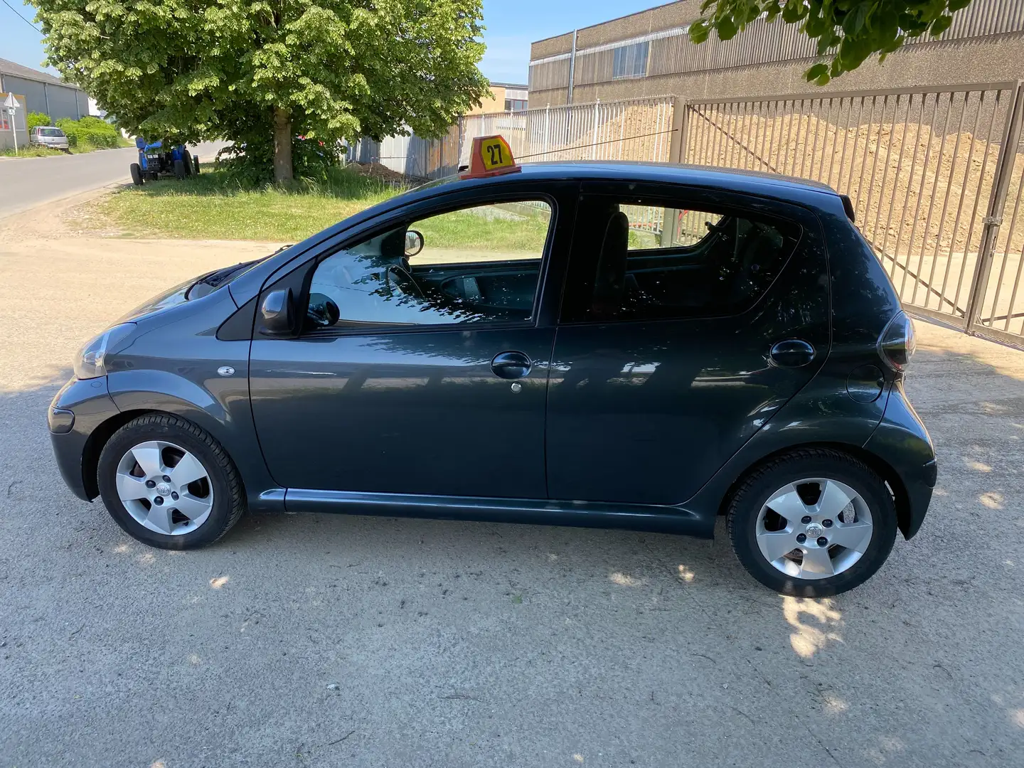 Toyota Aygo 1.0i VVT-i Sport airco Grijs - 2