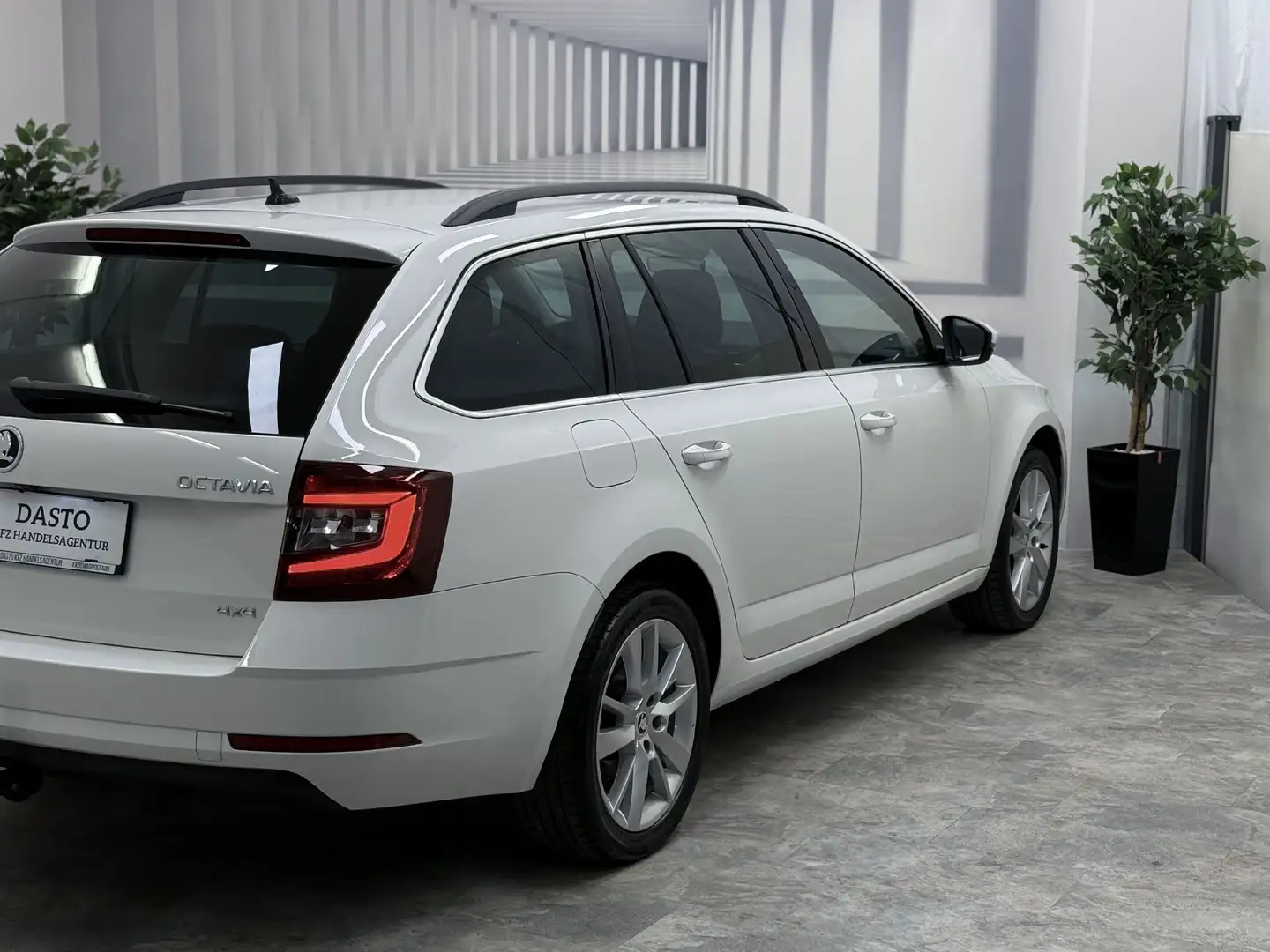 Skoda Octavia Style I Limited Combi I 1,6 TDI 4x4 I NEUES GUTAC Weiß - 2