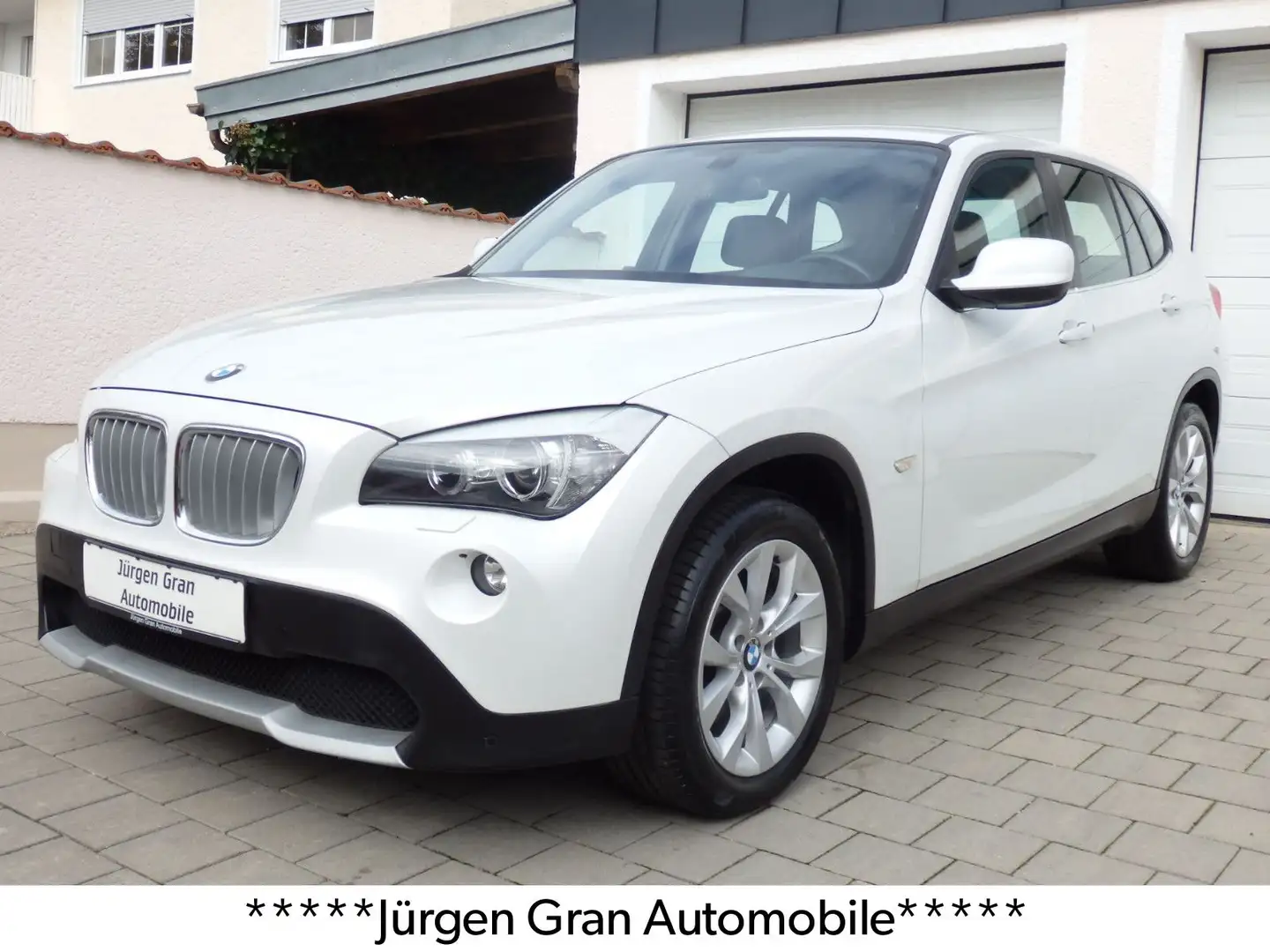 BMW X1 xDrive28i Aut Xenon Lenkradheiz Sitzhzg PDC Weiß - 1