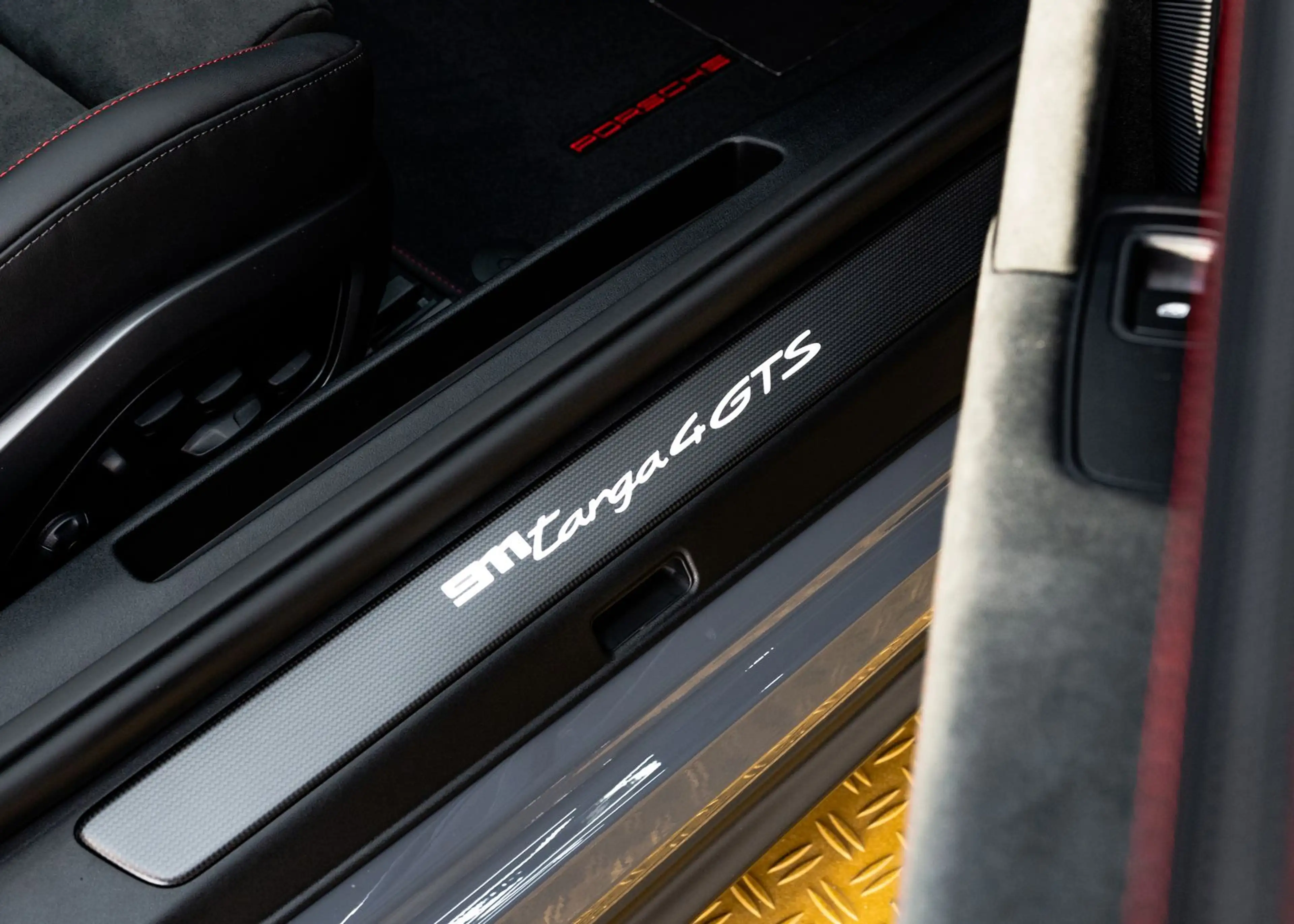 Porsche 911 Targa 4 GTS/BOSE/Carbon — photo 11
