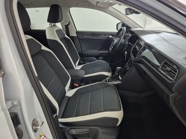 Volkswagen T-Roc view 10