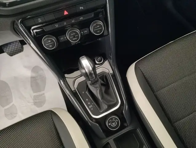 Volkswagen T-Roc view 9