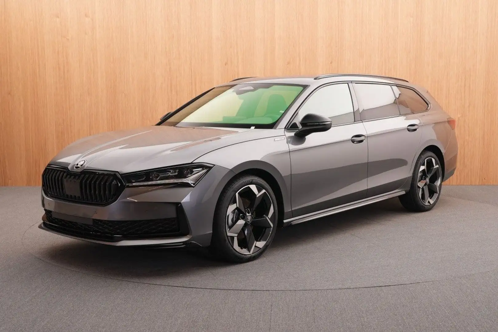 Skoda Superb 1.5 TSI DSG Sportline Combi AHK DCC Navi Grau - 1