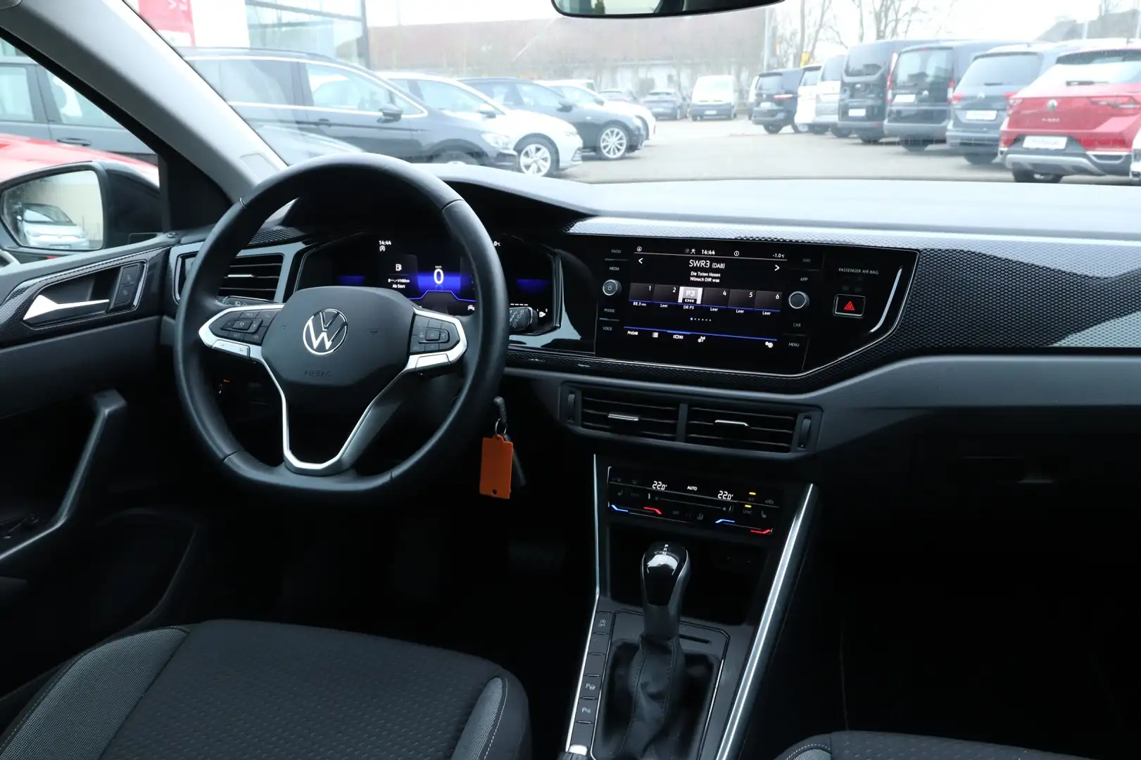 Volkswagen Polo 1.0 TSI Life DSG*SHZ*PDC*CLIMATRONIC Schwarz - 2