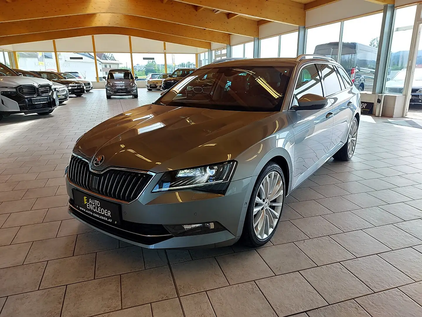 Skoda Superb Kombi 2,0 TDI 4x4 Premium Edition DSG Grau - 2
