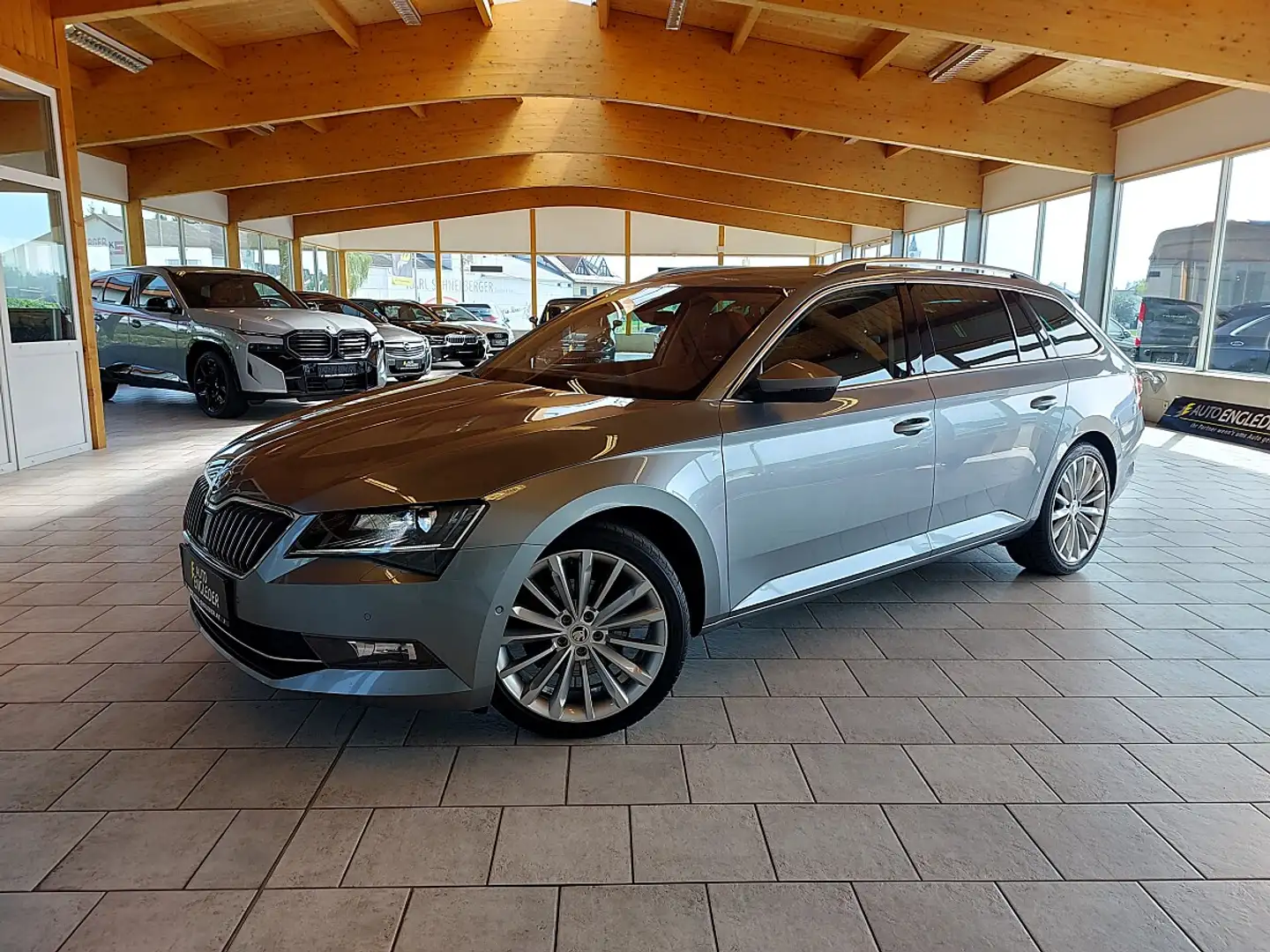 Skoda Superb Kombi 2,0 TDI 4x4 Premium Edition DSG Grau - 1