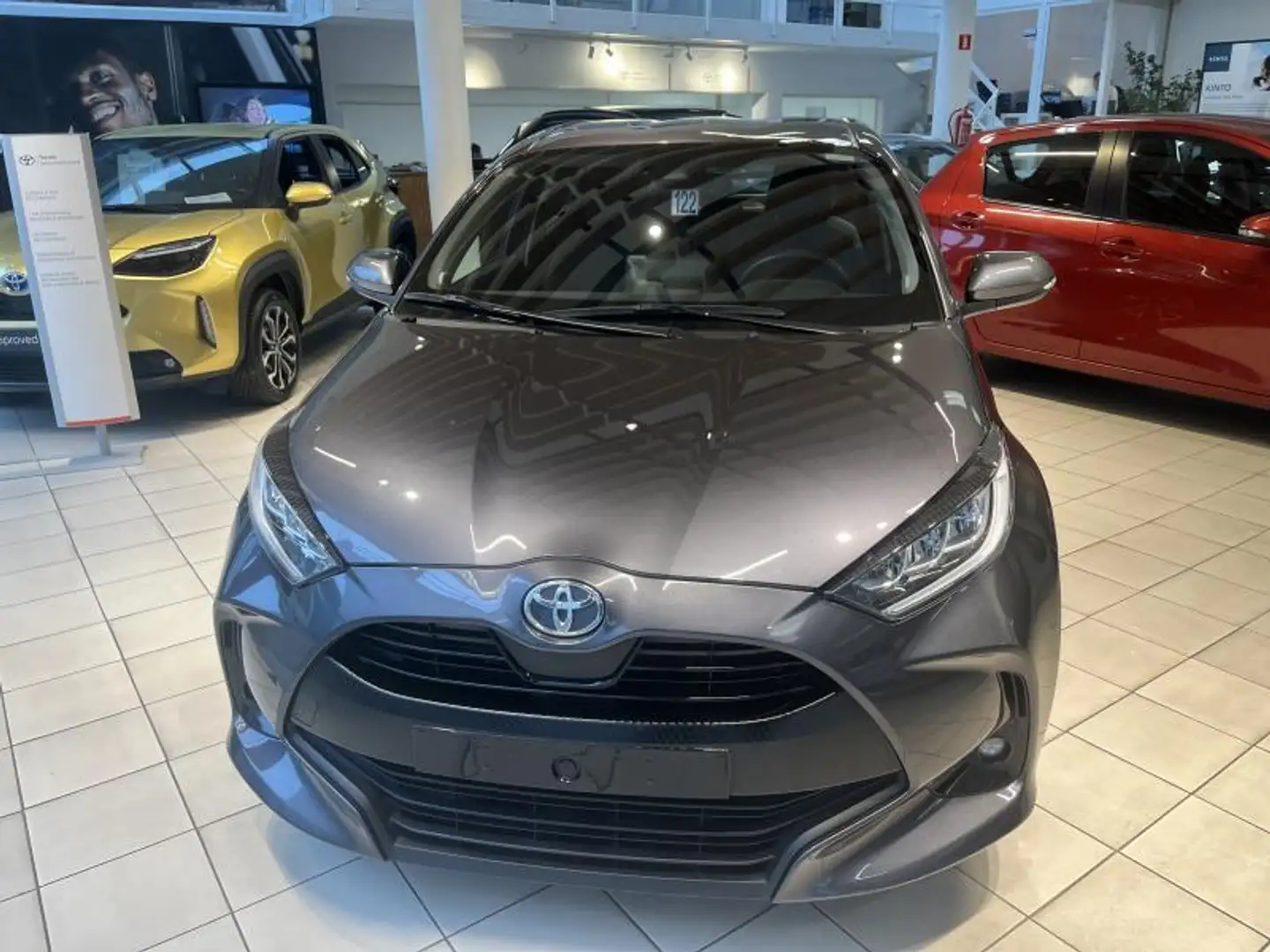 Toyota Yaris Iconic Gris - 2