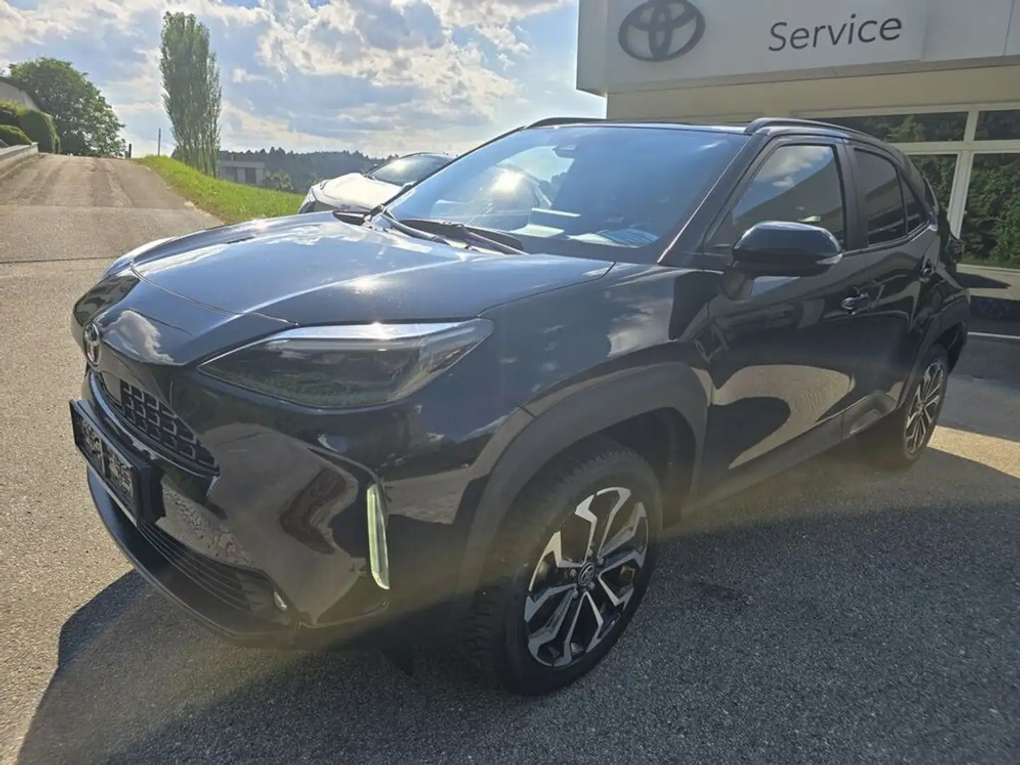 Toyota Yaris Cross 1,5 VVT-i Hybrid Active Drive Aut. Schwarz - 2