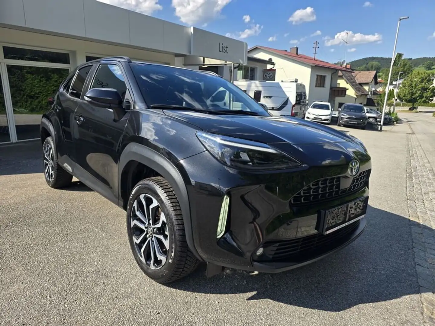 Toyota Yaris Cross 1,5 VVT-i Hybrid Active Drive Aut. Schwarz - 1