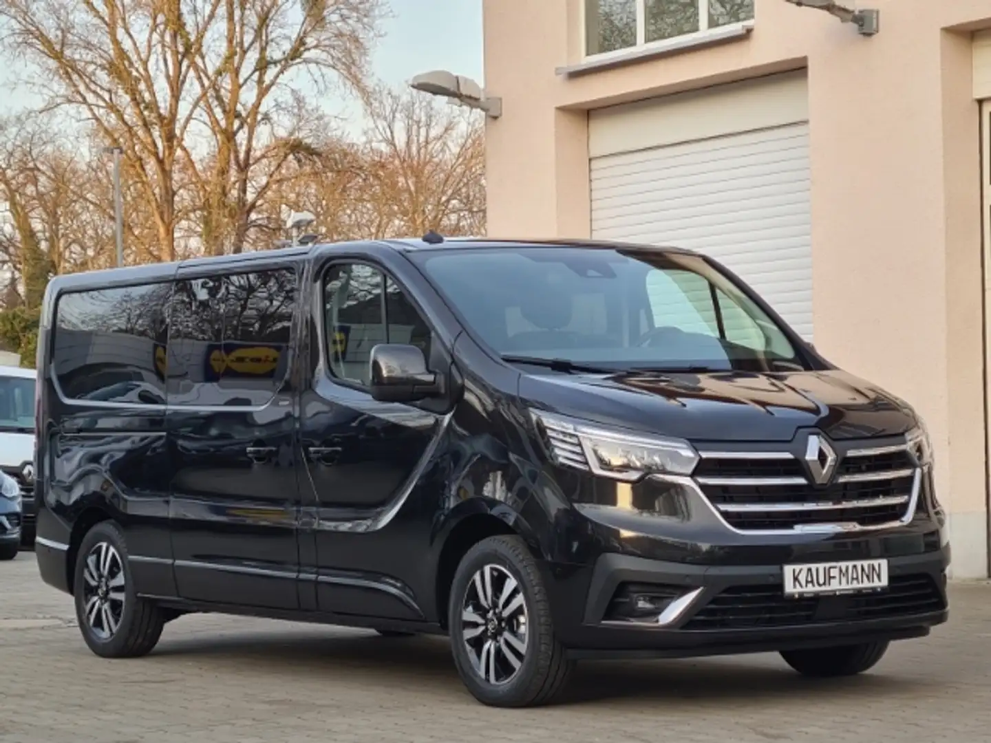 Renault Trafic Grand SpaceClass 2.0 BLUE dCi 170 EDC Schwarz - 1