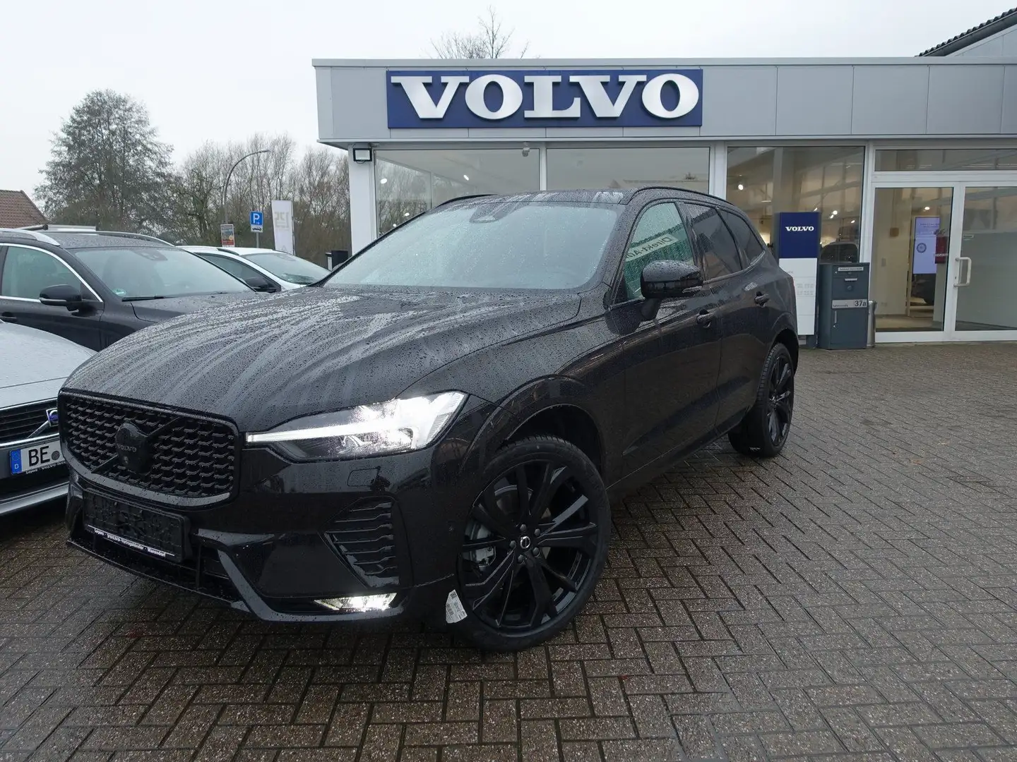 Volvo XC60 Black Edition Ultra B5 AWD B&W/360°CAM/BLIS Schwarz - 1