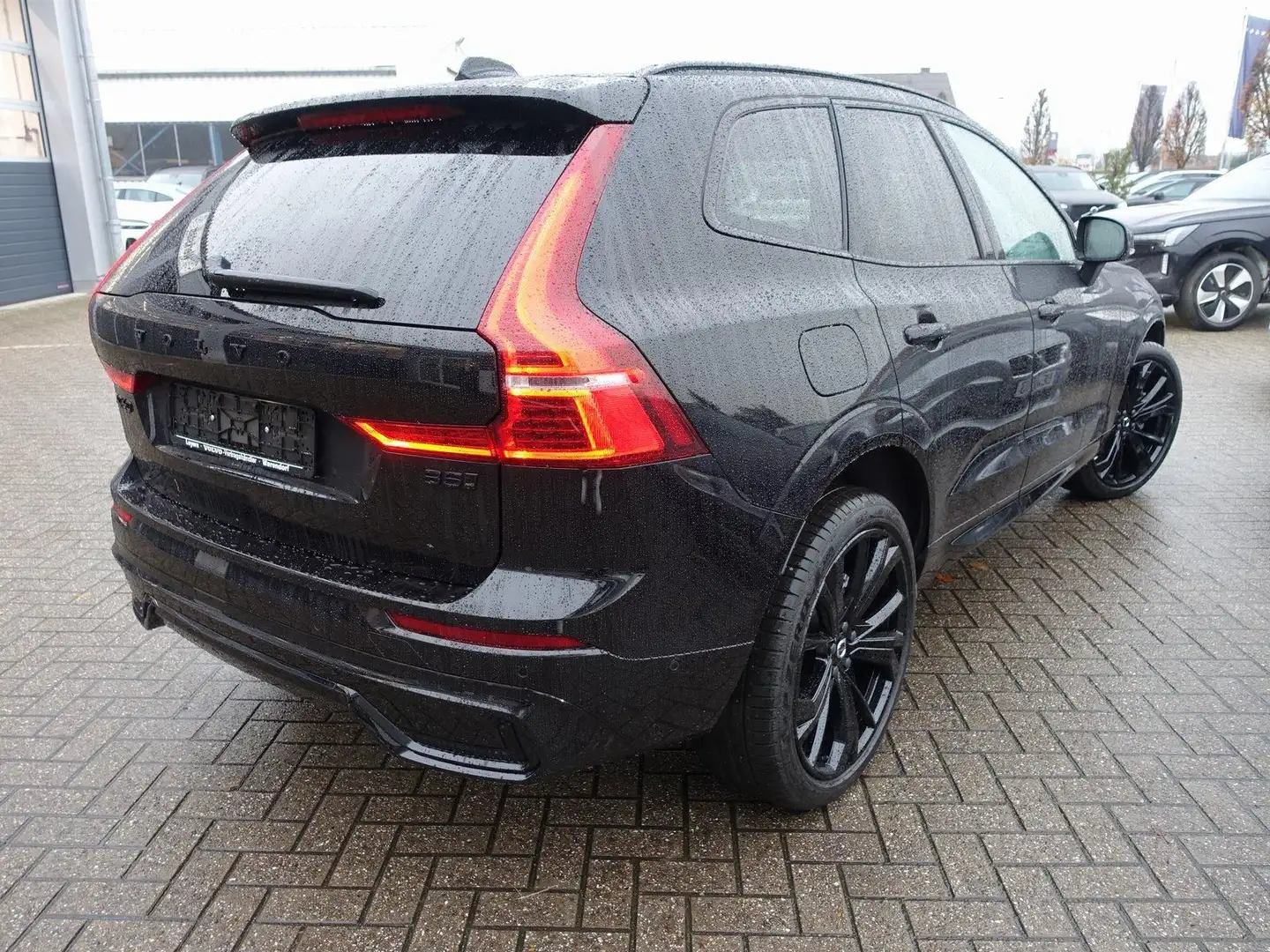 Volvo XC60 Black Edition Ultra B5 AWD B&W/360°CAM/BLIS Schwarz - 2