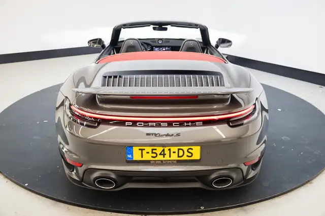 Porsche 911 view 6