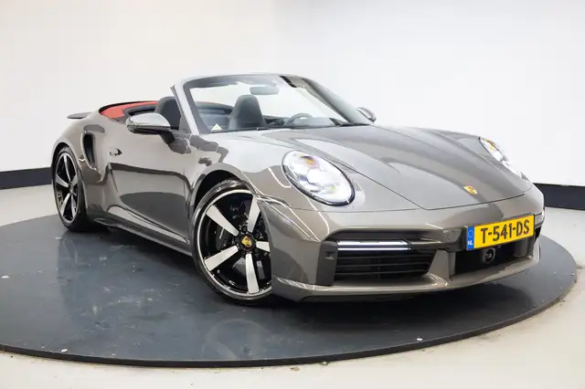 Porsche 911 view 5