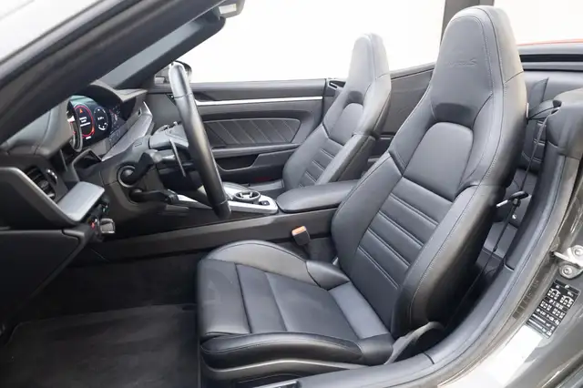Porsche 911 view 8