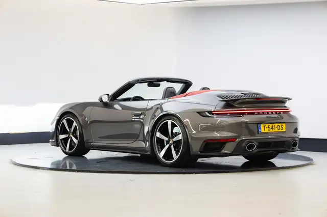 Porsche 911 view 4