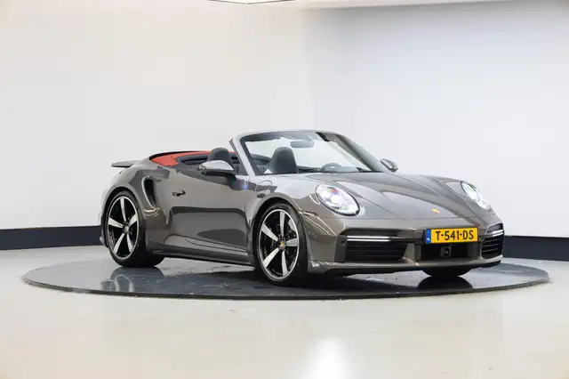 Porsche 911 view 3