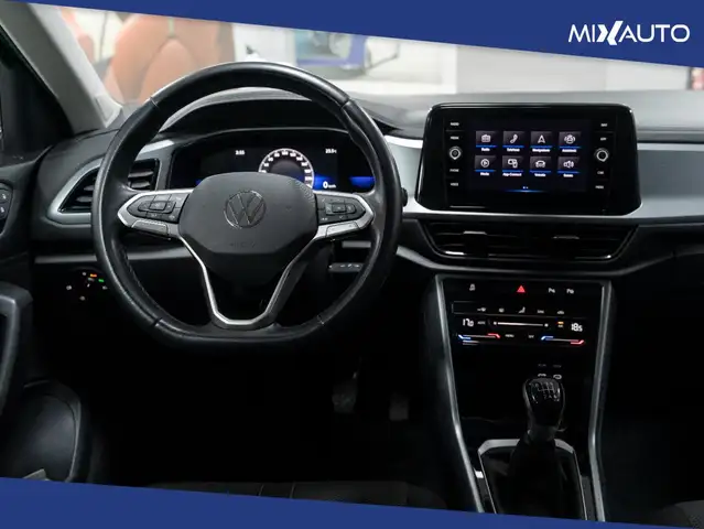 Volkswagen T-Roc view 11