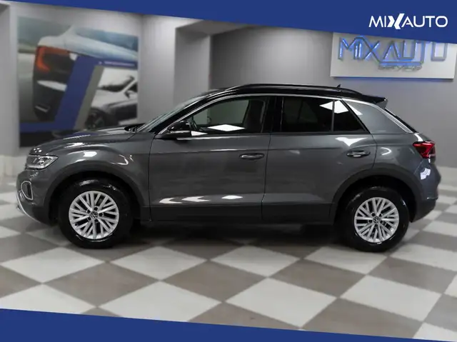 Volkswagen T-Roc view 3