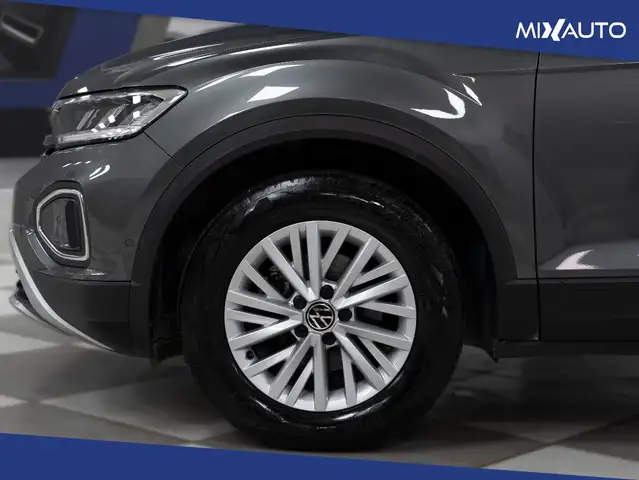 Volkswagen T-Roc view 8