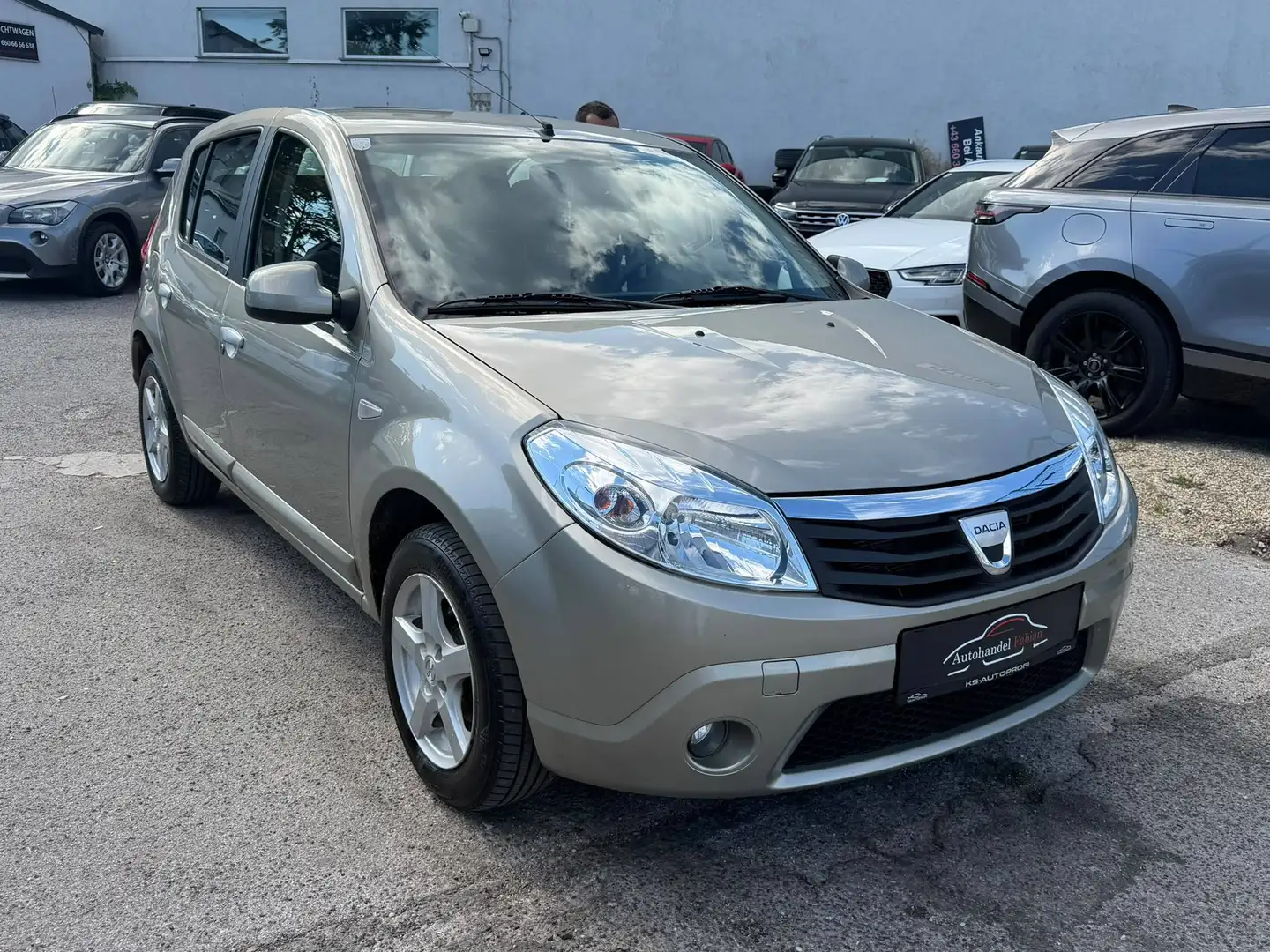 Dacia Sandero Lauréate 1,6 MPI 87PS neues Pickerl Grau - 1