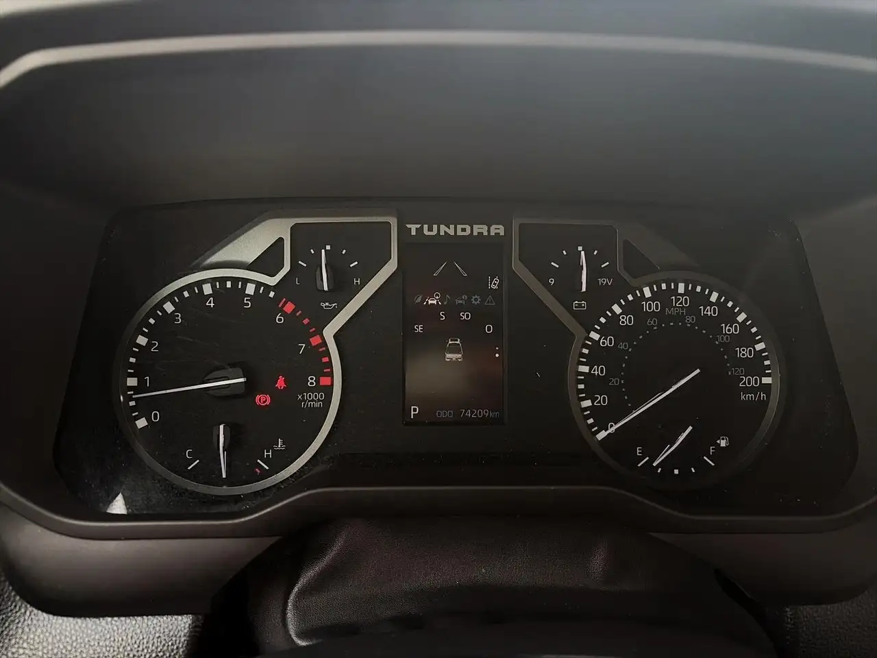 Toyota Tundra снимка Toyota Tundra