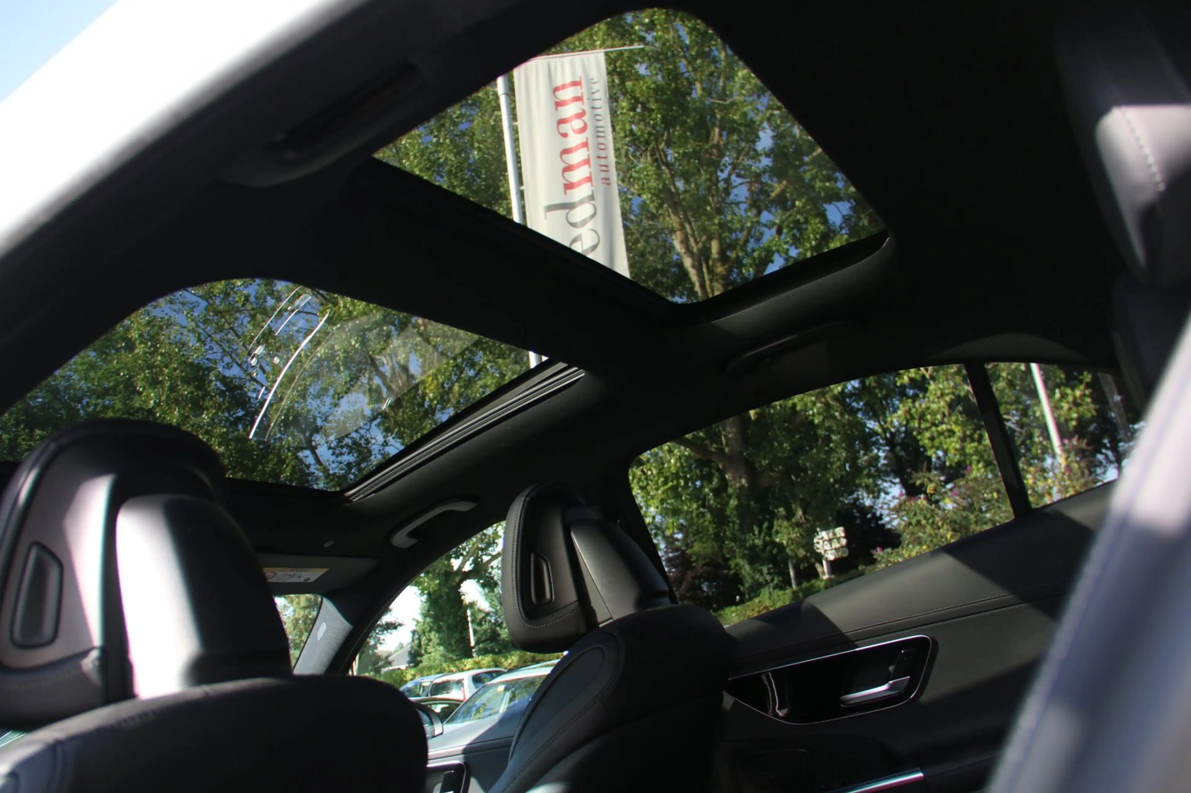 Mercedes-Benz C 200 Launch Edition AMG Line PANO-DAK! — photo 11