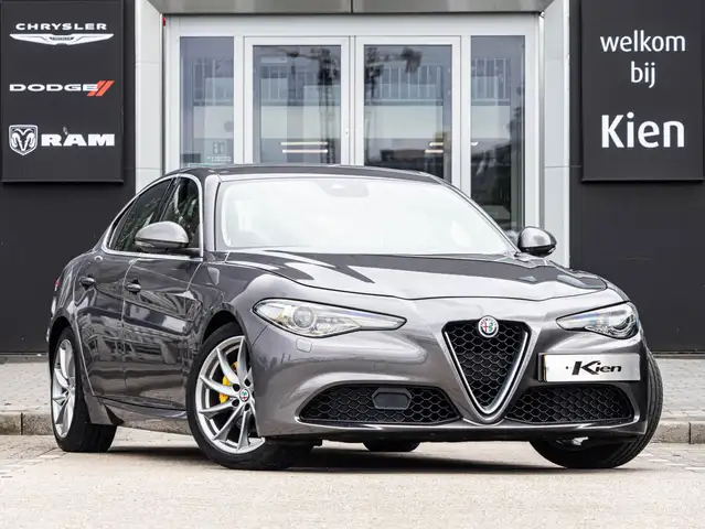 Alfa Romeo Giulia 2.0T Super | Xenon | 18" Velgen | half leder| Crui